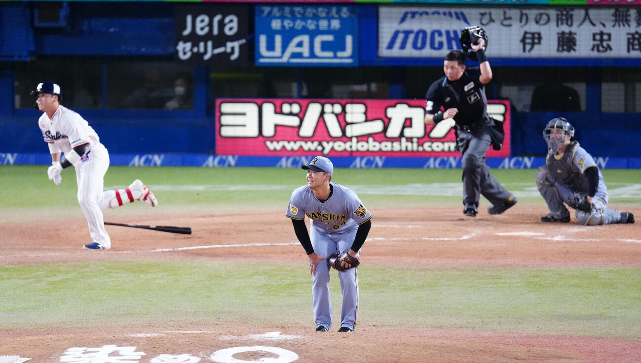 ヤクルト対阪神　7回裏ヤクルト2死、代打丸山和郁（左）に本塁打を浴びる岡留英貴（撮影・江口和貴）