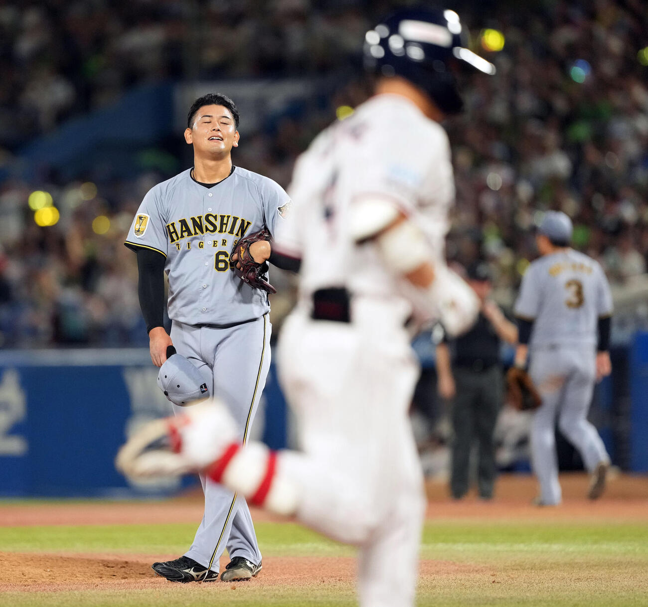 ヤクルト対阪神　7回裏ヤクルト2死、丸山和郁に同点ソロ本塁打を浴びた岡留英貴（撮影・たえ見朱実）
