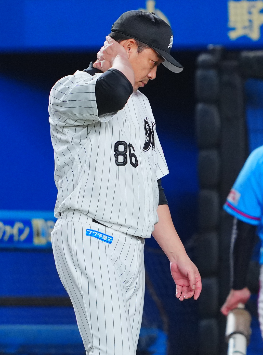 ロッテ対オリックス　8回裏の攻撃を無得点で終え交代を告げにベンチを出るロッテのサブロー監督（撮影・垰建太）