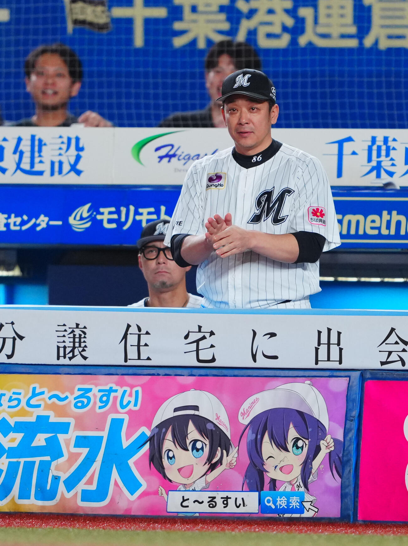 ロッテ対オリックス　6回表オリックス1死二、三塁、野口智哉の適時内野安打の場面を球審に確認するサブロー監督（撮影・垰建太）