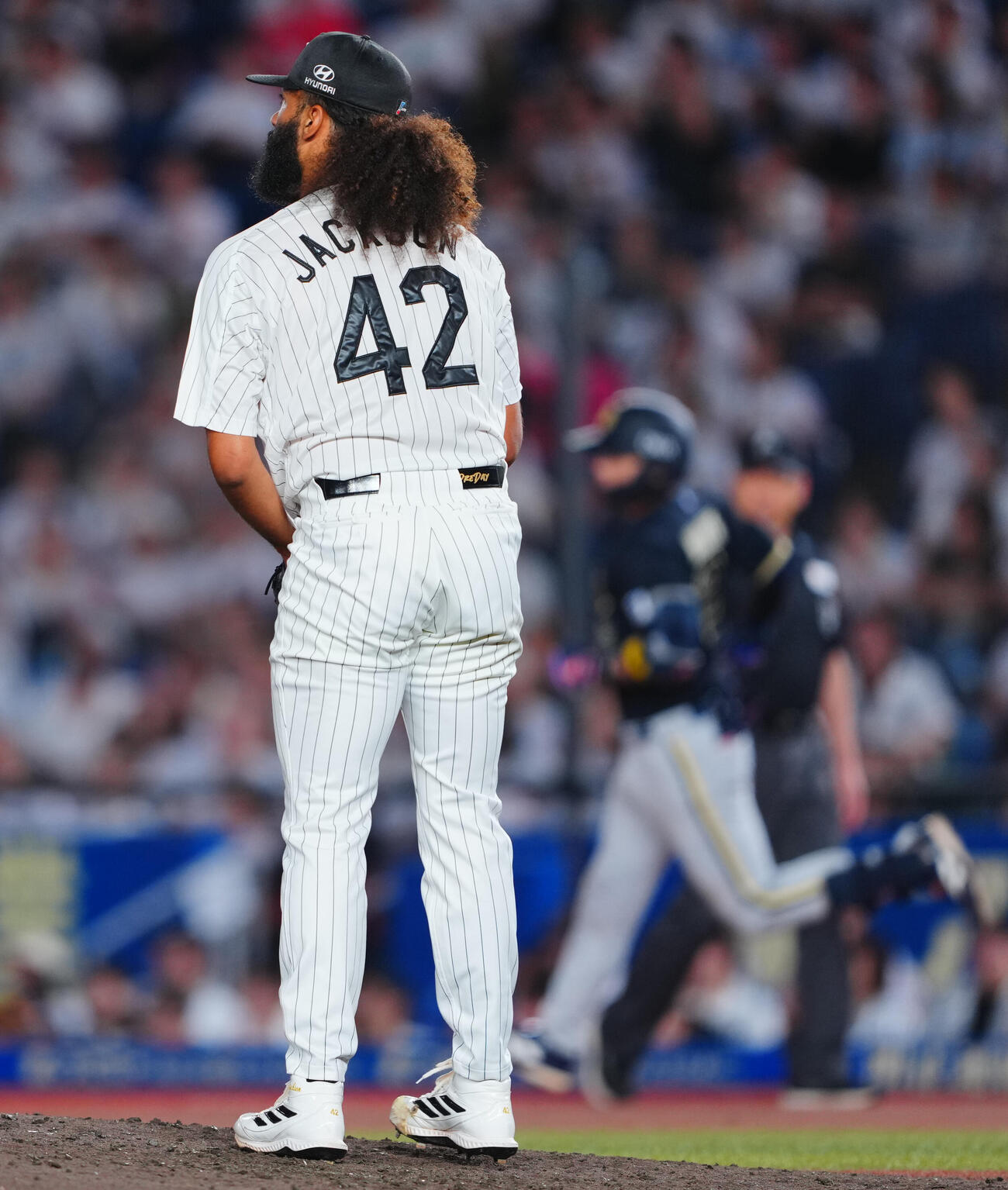 ロッテ対オリックス　5回表オリックス2死、若月健矢（右）にソロ本塁打を浴びるアンドレ・ジャクソン（撮影・垰建太）