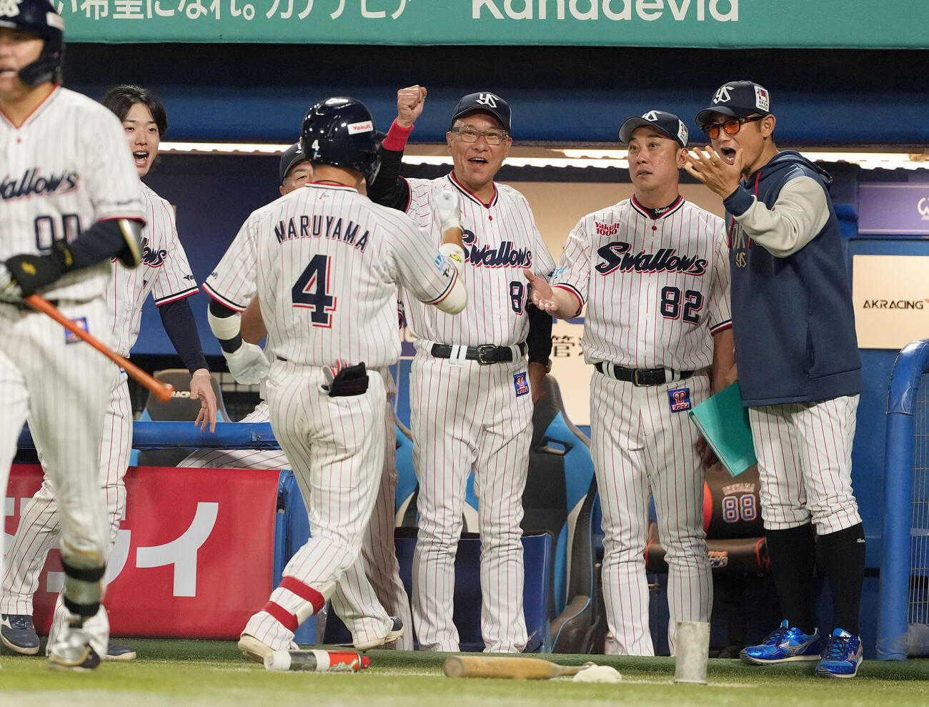 ヤクルト対阪神　7回裏ヤクルト2死、同点ソロ本塁打を放った丸山和郁を迎える池山隆寛監督（撮影・たえ見朱実）