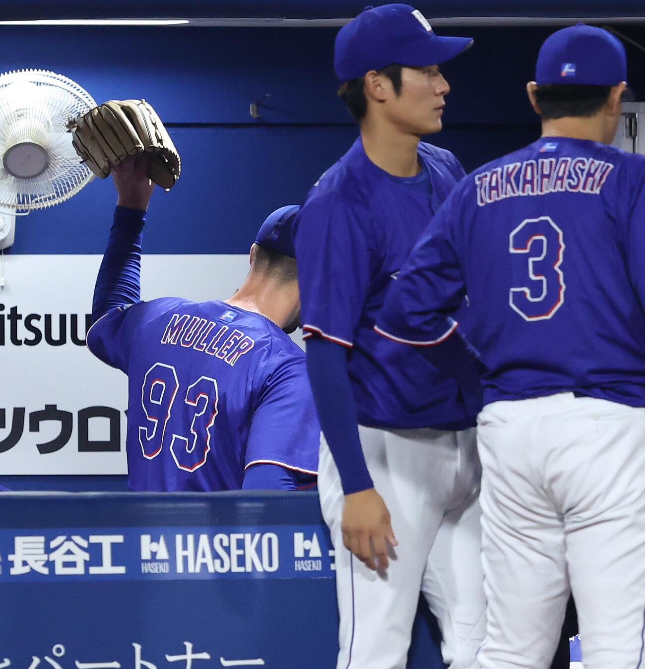 DeNA対中日　4回裏DeNA無死一、二塁、降板となりベンチでグラブをたたきつけるマラー（撮影・河田真司）