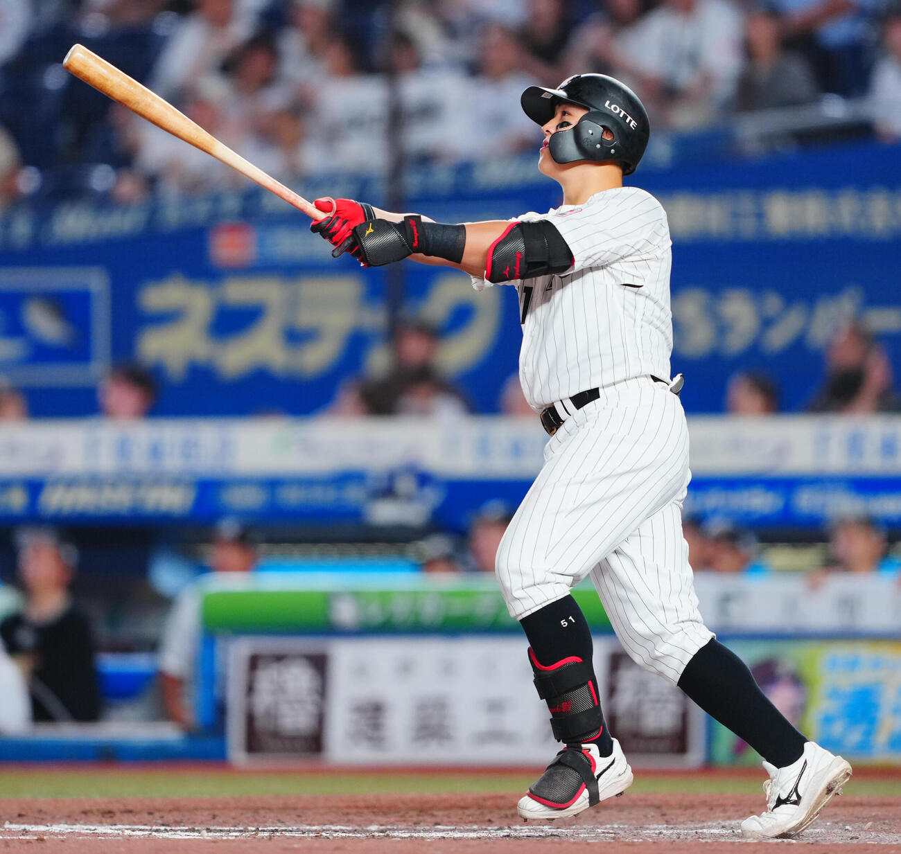 ロッテ対オリックス　9回裏ロッテ2死、ソロ本塁打を放つ山口航輝（撮影・垰建太）