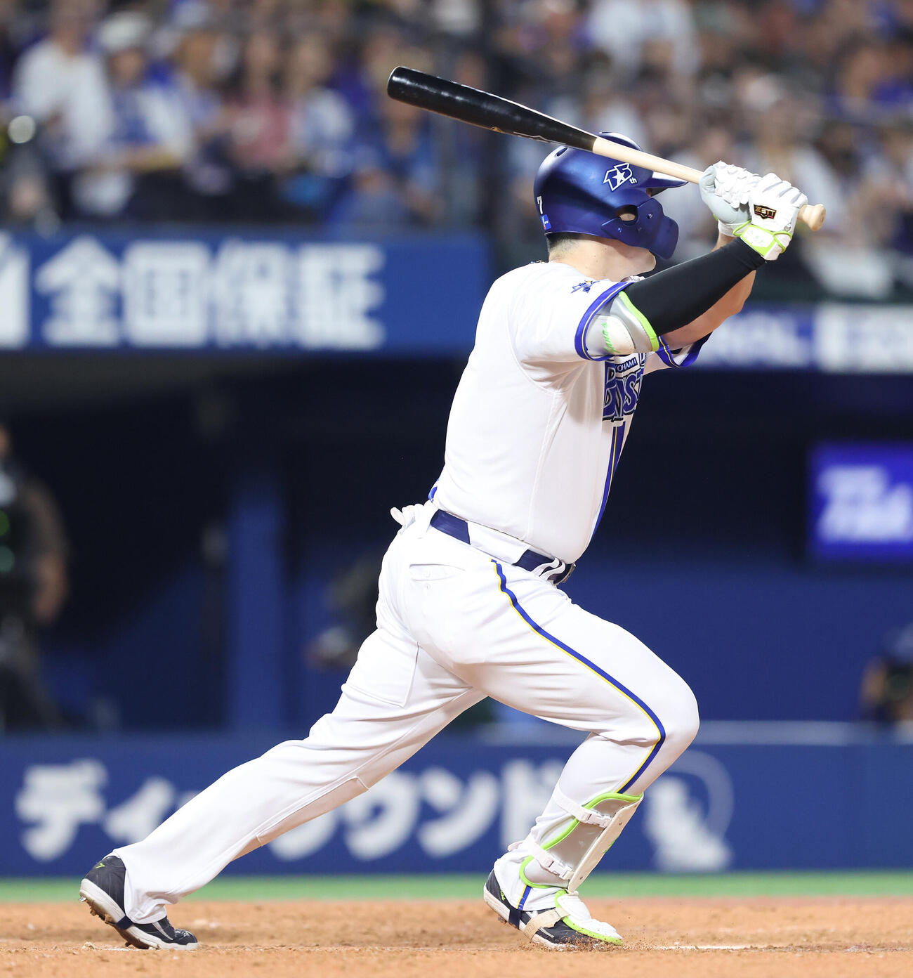 DeNA対中日　4回裏DeNA1死二、三塁、2点適時二塁打を放つ佐野恵太（撮影・河田真司）