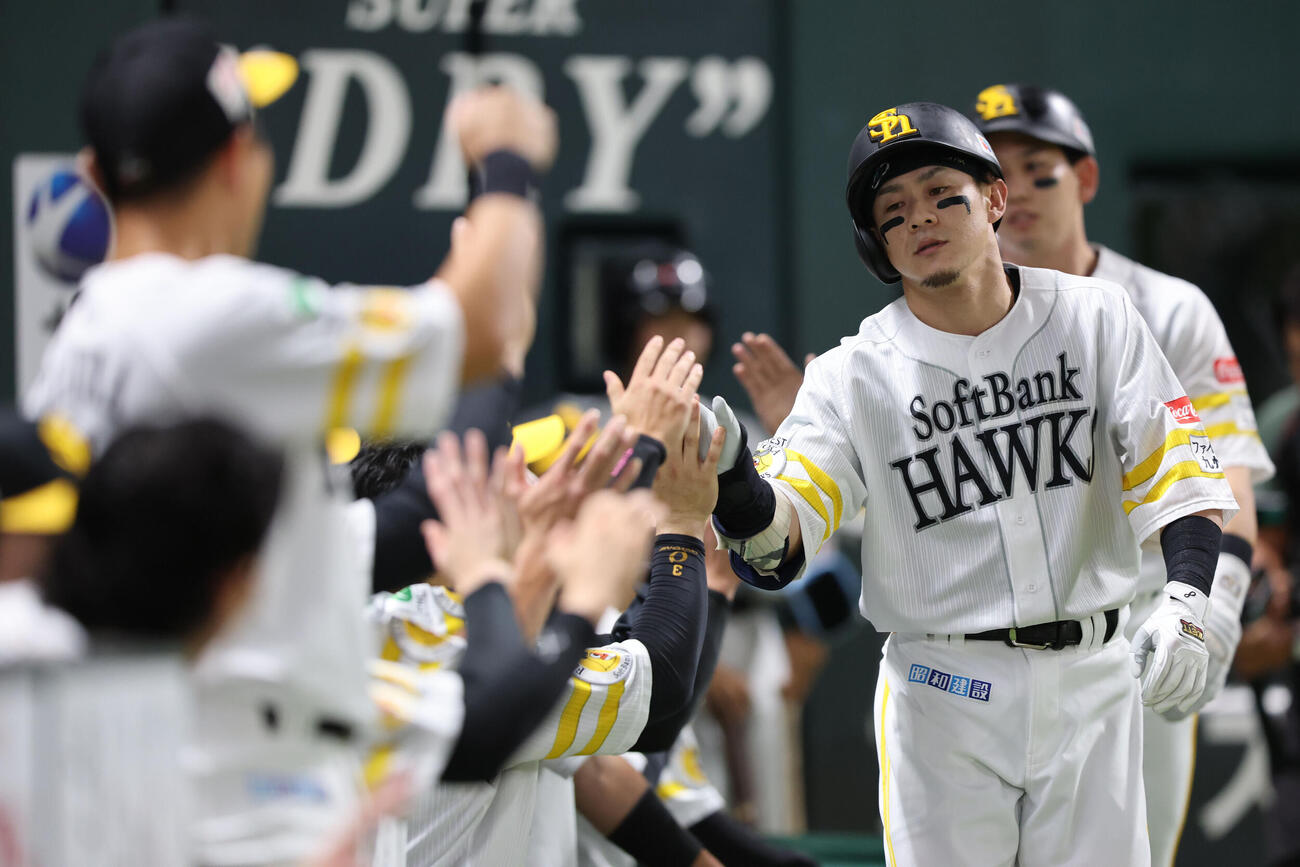 ソフトバンク対西武　2回裏ソフトバンク無死一塁、牧原大成は右越えに先制本塁打を放ちベンチのナインとハイタッチ撮影・梅根麻紀）
