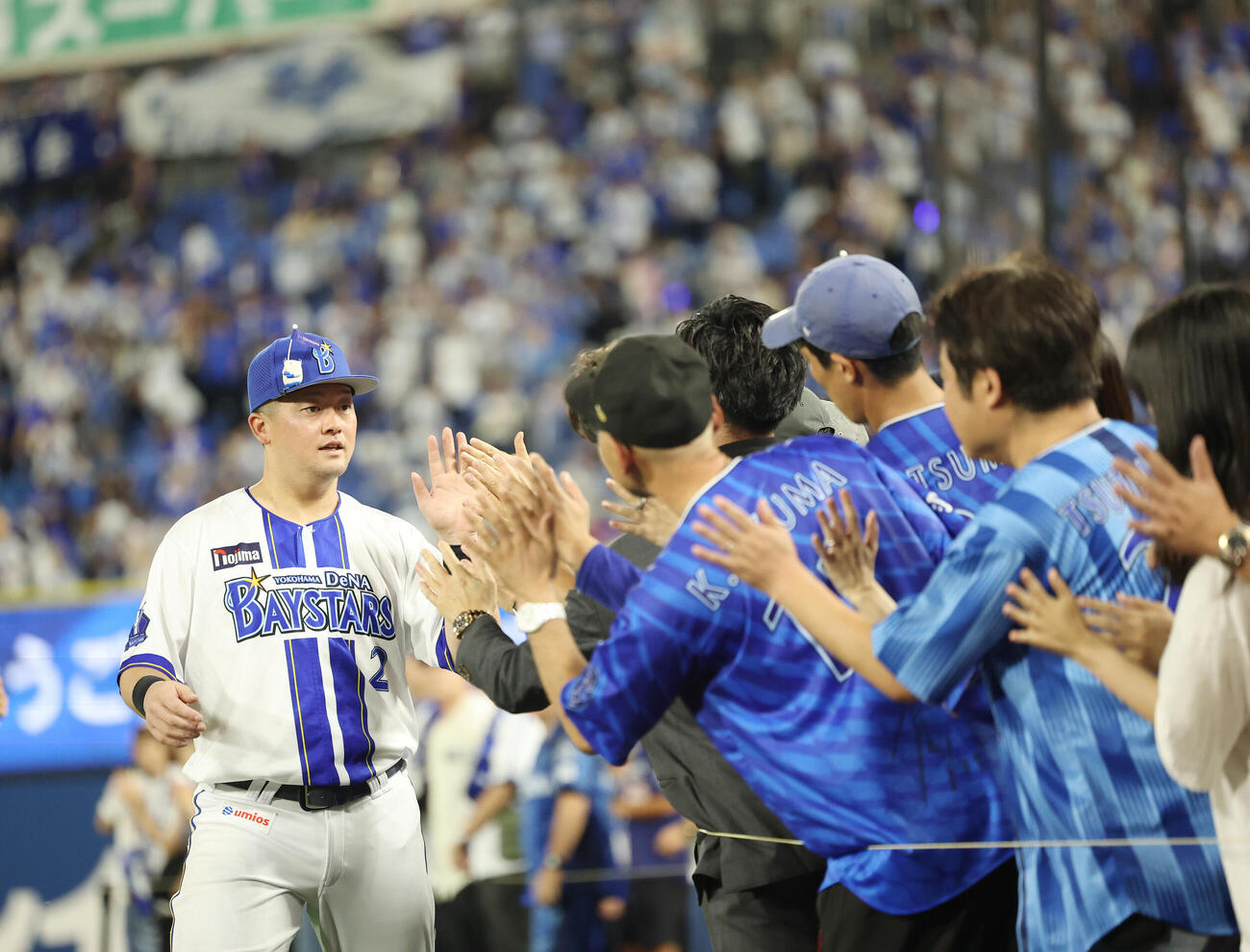 DeNA対中日　中日に勝利し、ファンとタッチを交わしながら移動するDeNA牧秀悟（撮影・河田真司）