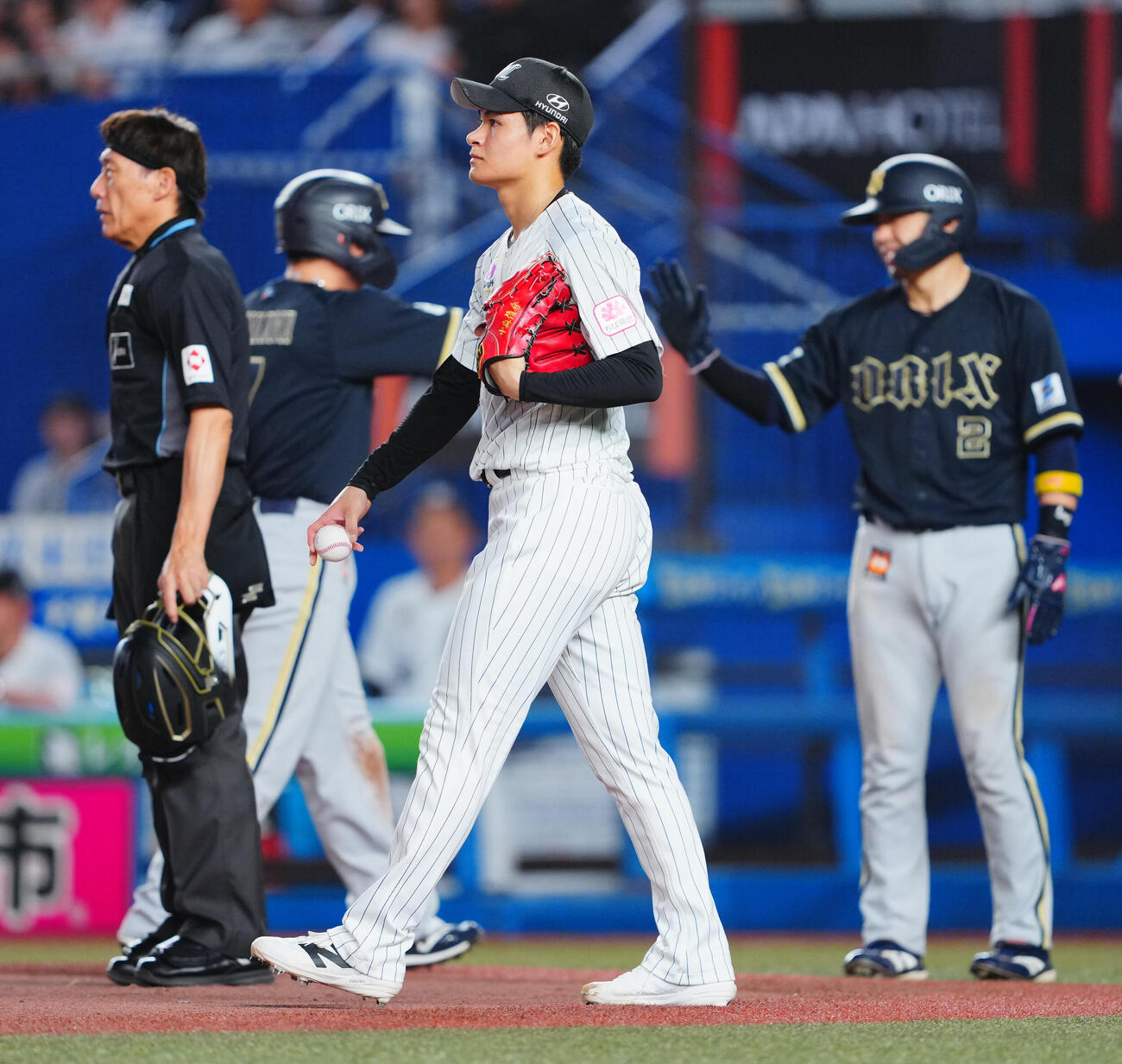ロッテ対オリックス　7回表オリックス2死一、二塁、宗佑磨に適時二塁打を許す中森俊介（中央）（撮影・垰建太）