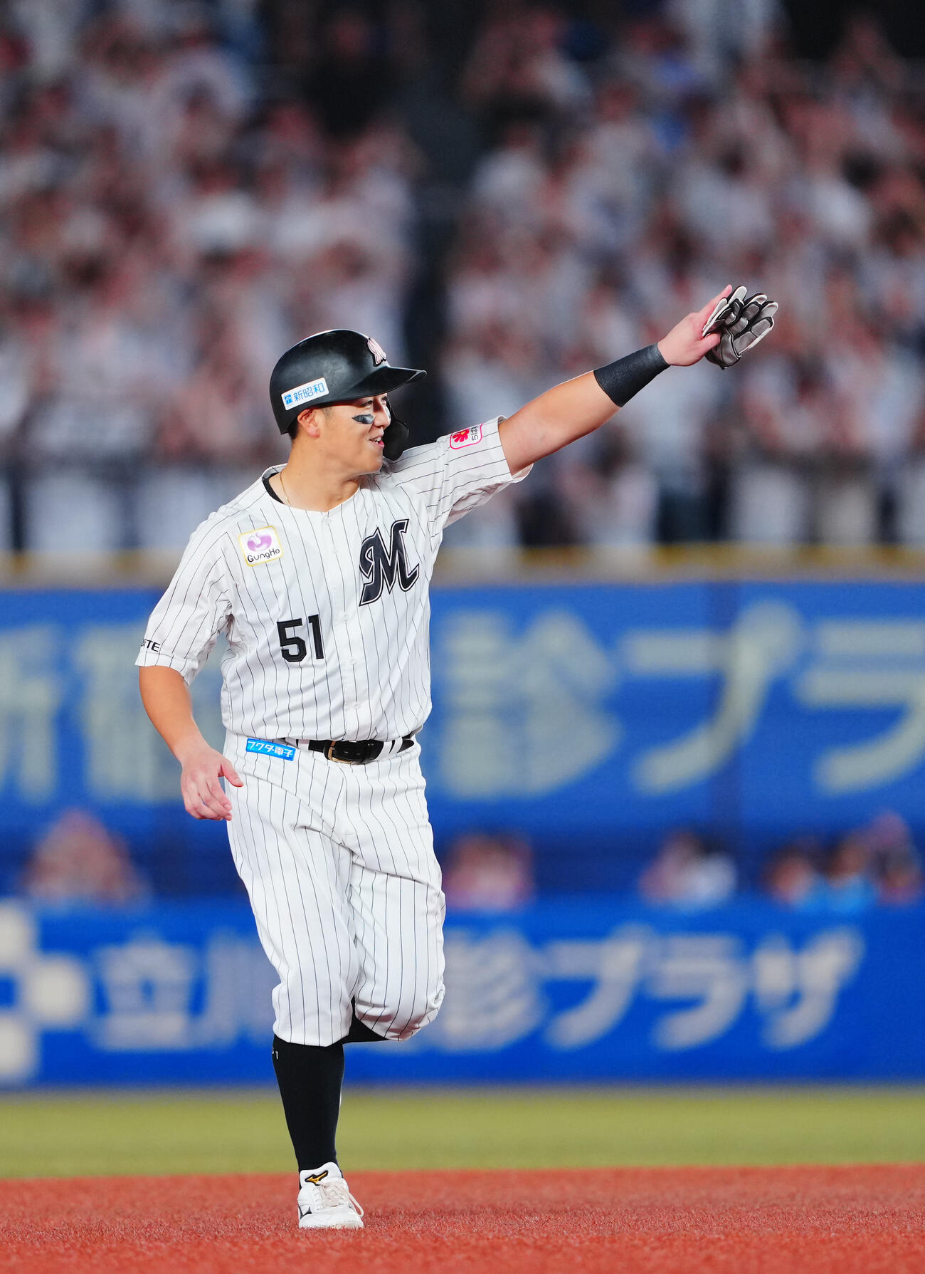 ロッテ対オリックス　9回裏ロッテ2死、二塁打も審判団がリクエストし判定が覆りソロ本塁打となった山口航輝は笑顔でナインを指差す（撮影・垰建太）