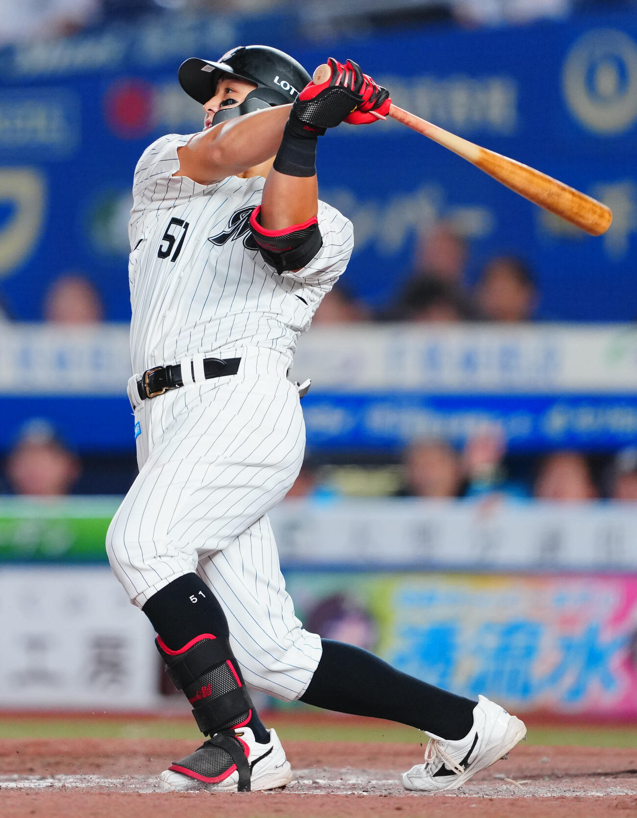 ロッテ対オリックス　9回裏ロッテ2死、ソロ本塁打を放つ山口航輝（撮影・垰建太）