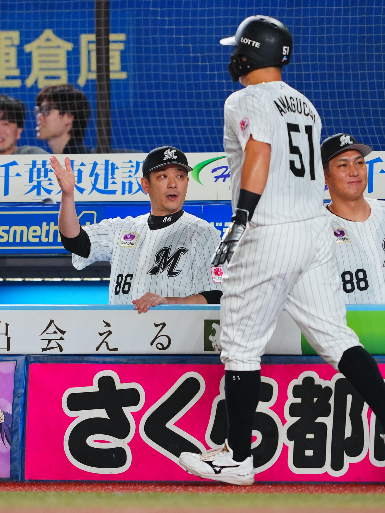 ロッテ対オリックス　2回裏ロッテ2死満塁、西川史礁の適時打で生還した山口航輝（右）とタッチを交わすサブロー（大村三郎）監督（撮影・垰建太）