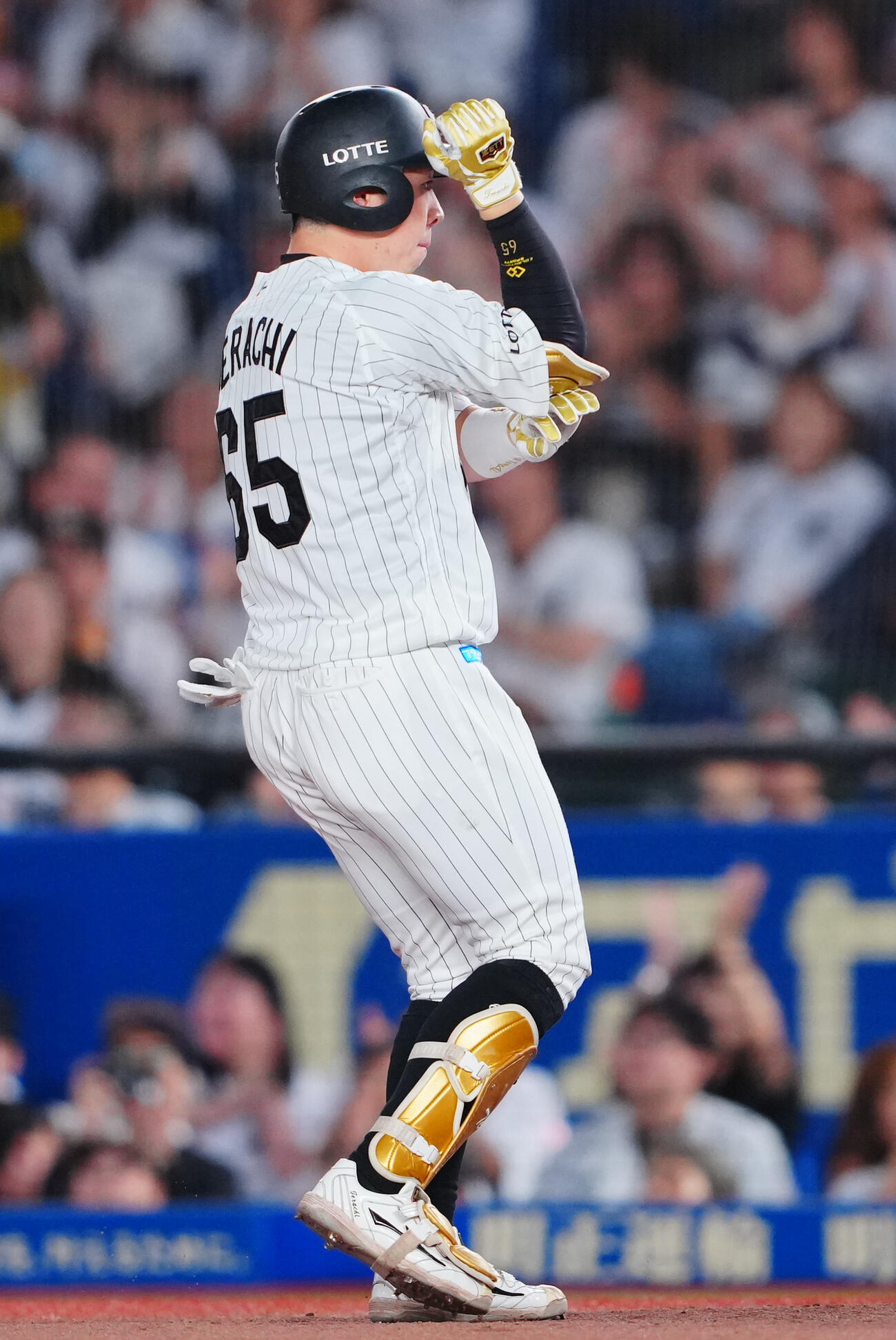 ロッテ対オリックス　1回裏ロッテ2死一、三塁、先制適時打を放ちポーズを決める寺地隆成（撮影・垰建太）