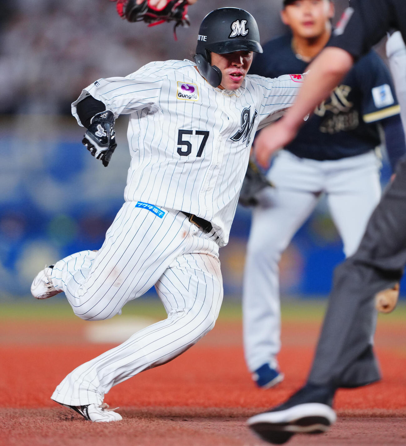 ロッテ対オリックス　2回裏ロッテ1死一塁、山崎剛の三ゴロで一気に三塁へ進む小川龍成（撮影・垰建太）