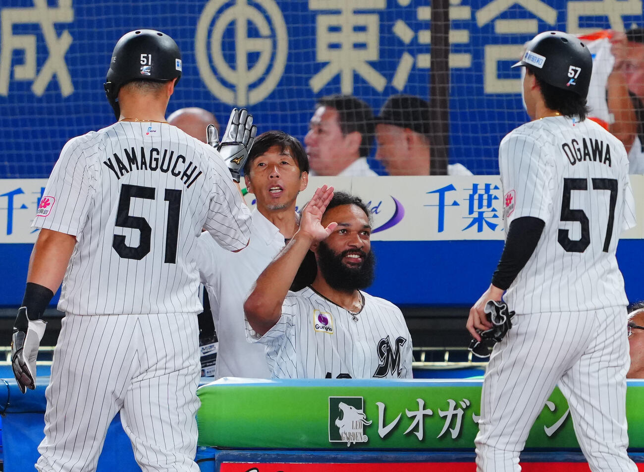 ロッテ対オリックス　2回裏ロッテ2死満塁、西川史礁の適時打で生還した山口航輝（左）と小川龍成（右）と笑顔でタッチを交わすアンドレ・ジャクソン（撮影・垰建太）