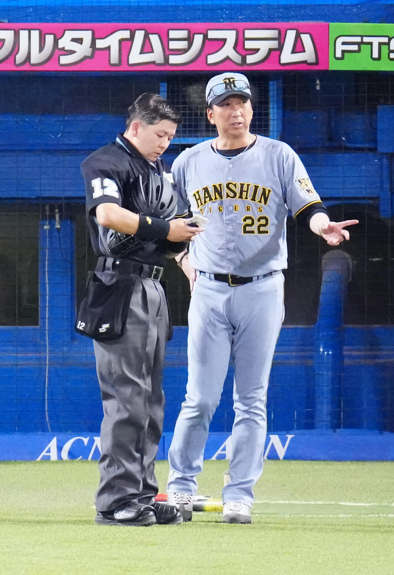 ヤクルト対阪神　9回裏開始前、選手交代を告げる阪神藤川球児監督（右）（撮影・江口和貴）