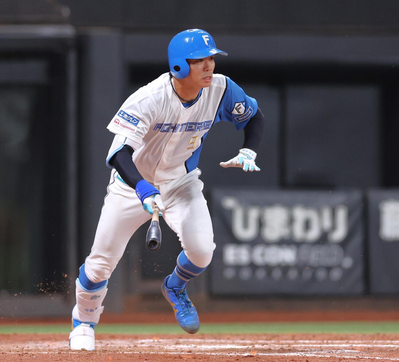 日本ハム対楽天　5回裏日本ハム無死二塁、内野安打を放つ中島卓也（撮影・黒川智章）