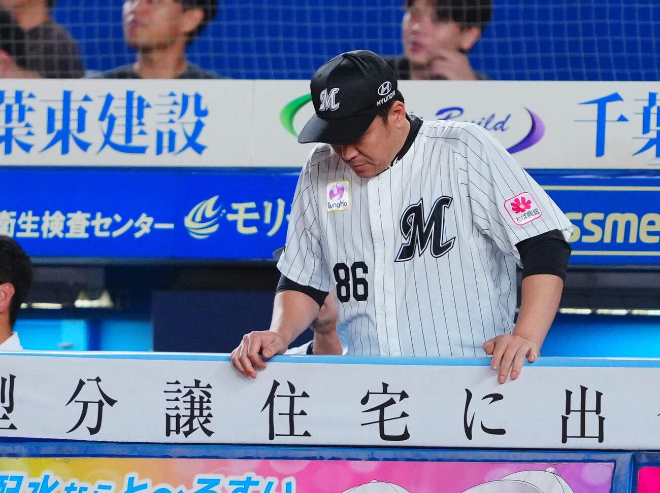 ロッテ対オリックス　6回表オリックス1死二、三塁、野口智哉の適時内野安打の場面を球審に確認するも覆らずうつむくサブロー監督（撮影・垰建太）