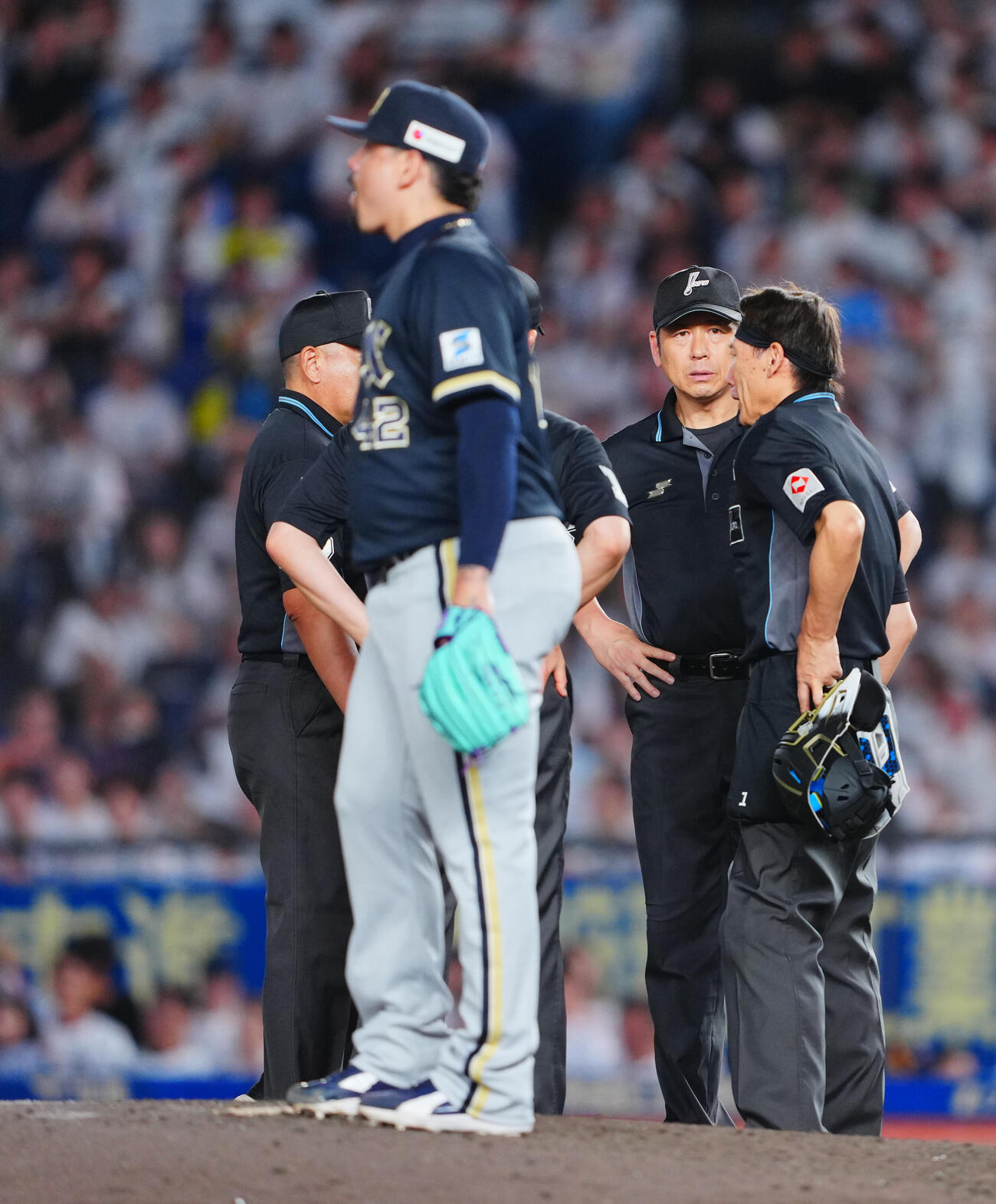 ロッテ対オリックス　9回裏ロッテ2死、山口航輝の打球の行方に関して協議する審判団（撮影・垰建太）