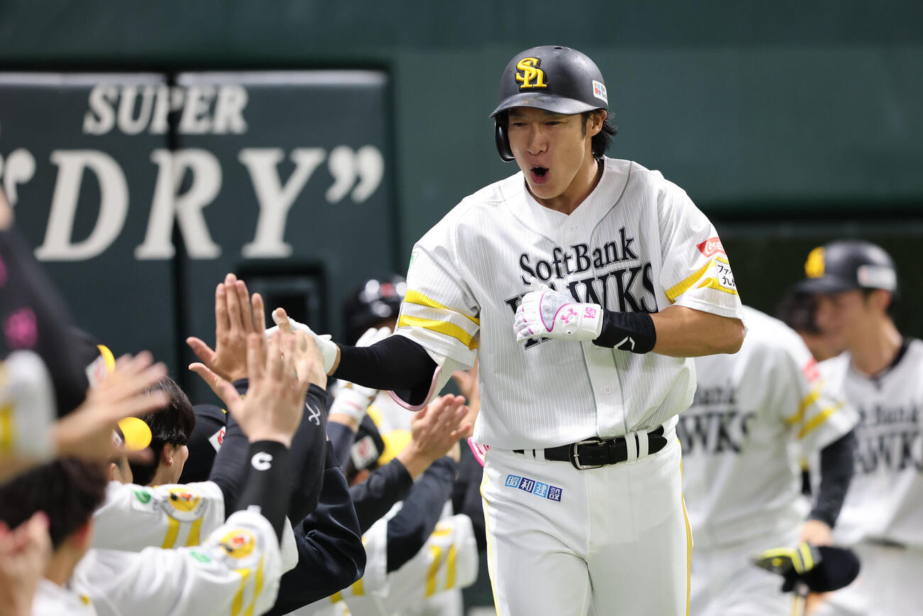 ソフトバンク対西武　7回裏ソフトバンク2死一、三塁、柳田悠岐は右越えに勝ち越し3点本塁打を放ちベンチのナインとハイタッチ（撮影・梅根麻紀）