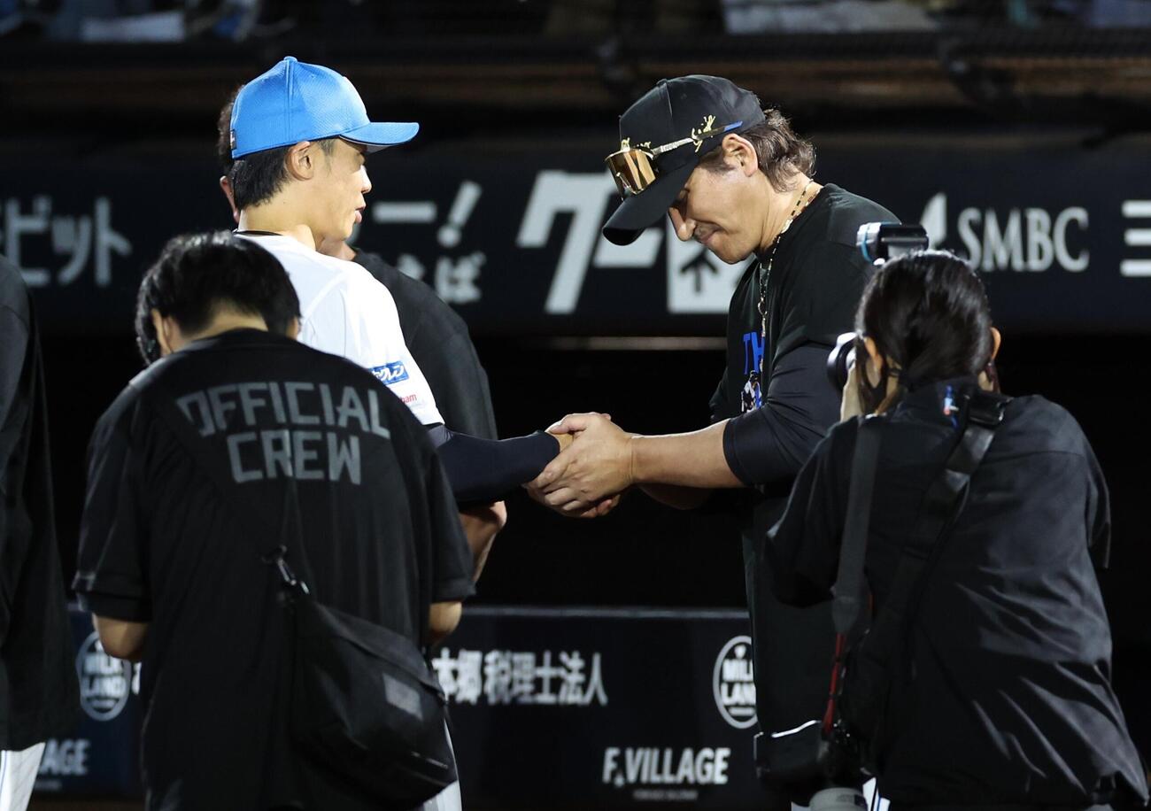 日本ハム対楽天　引退セレモニーで新庄剛志監督（右）と握手する日本ハム中島卓也（撮影・黒川智章）