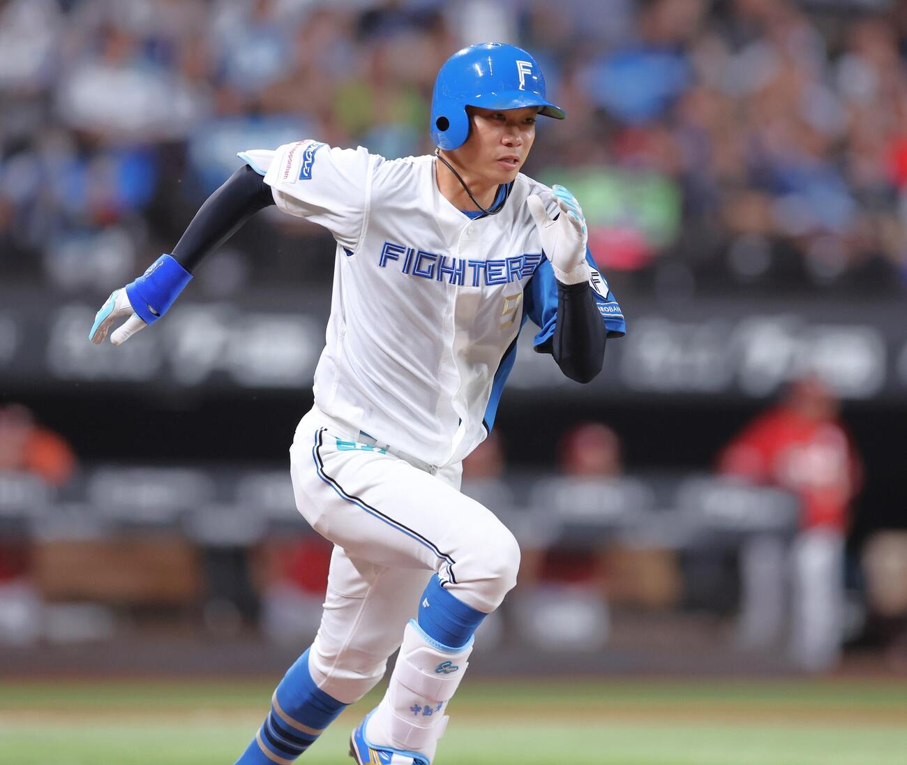 日本ハム対楽天　5回裏日本ハム無死二塁、内野安打を放つ中島卓也（撮影・黒川智章）