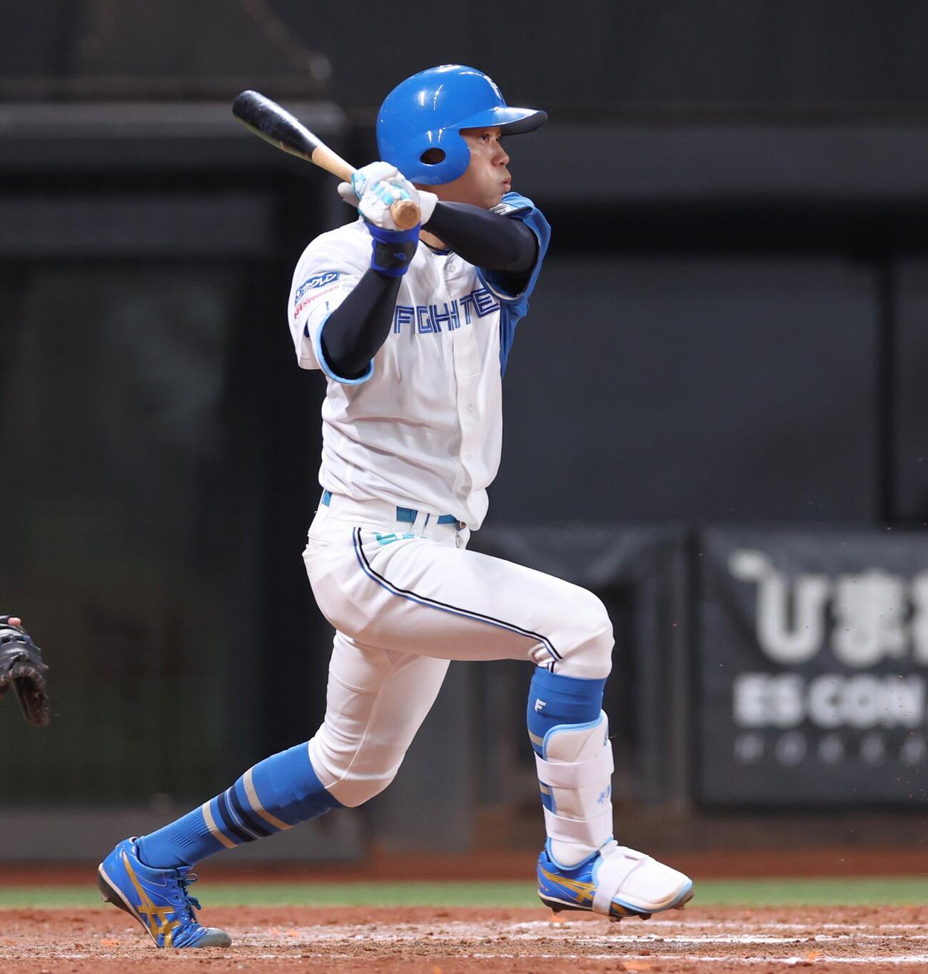 日本ハム対楽天　5回裏日本ハム無死二塁、内野安打を放つ中島卓也（撮影・黒川智章）