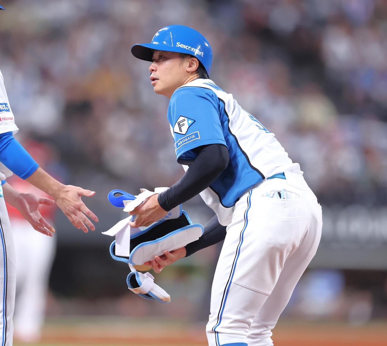 日本ハム対楽天　5回裏日本ハム無死二塁、内野安打を放ち目を潤ませる中島卓也（撮影・黒川智章）