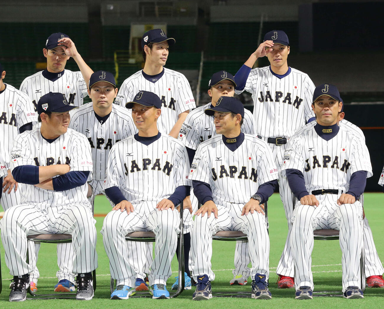 2015年11月4日、侍ジャパン集合写真撮影で稲葉打撃コーチ（前列右端）の背後に隠れる中田。前列左から中村剛、嶋、仁志内野守備走塁コーチ、中列左から中村晃、中島、後列左から秋山、武田、坂本