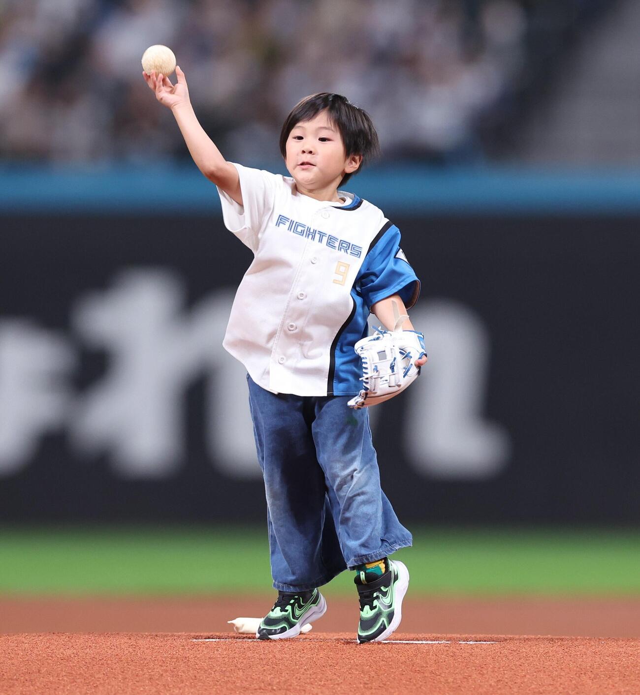 日本ハム対楽天　ファーストピッチセレモニーで投球する中島卓也の長男（撮影・黒川智章）