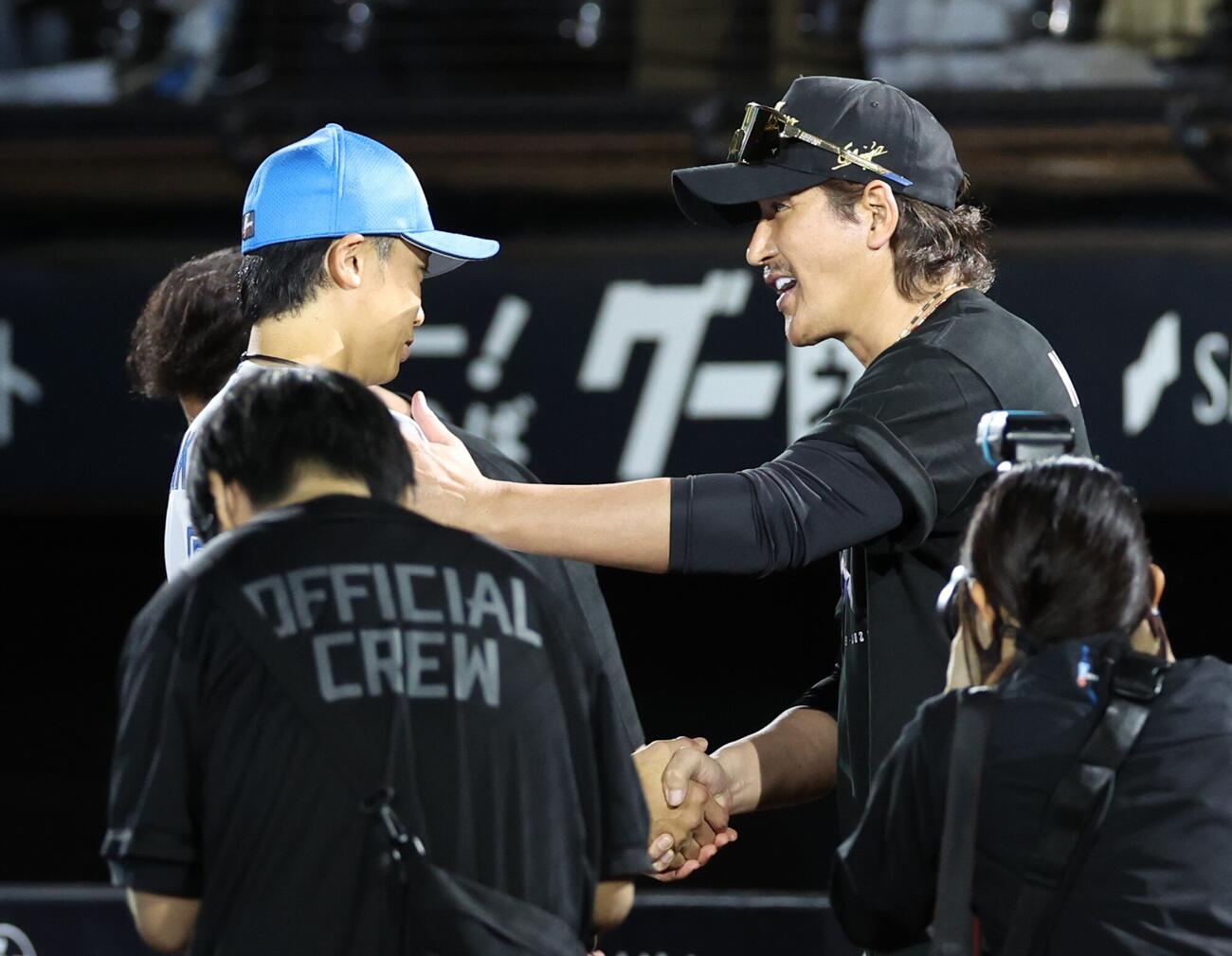 日本ハム対楽天　引退セレモニーで新庄剛志監督（右）と握手する日本ハム中島卓也（撮影・黒川智章）