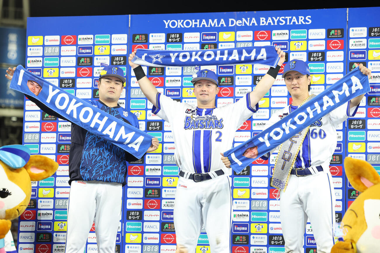 DeNA対中日　中日に勝利し、お立ち台で写真に納まるDeNAの、左から伊勢大夢、牧秀悟、古市尊（撮影・河田真司）