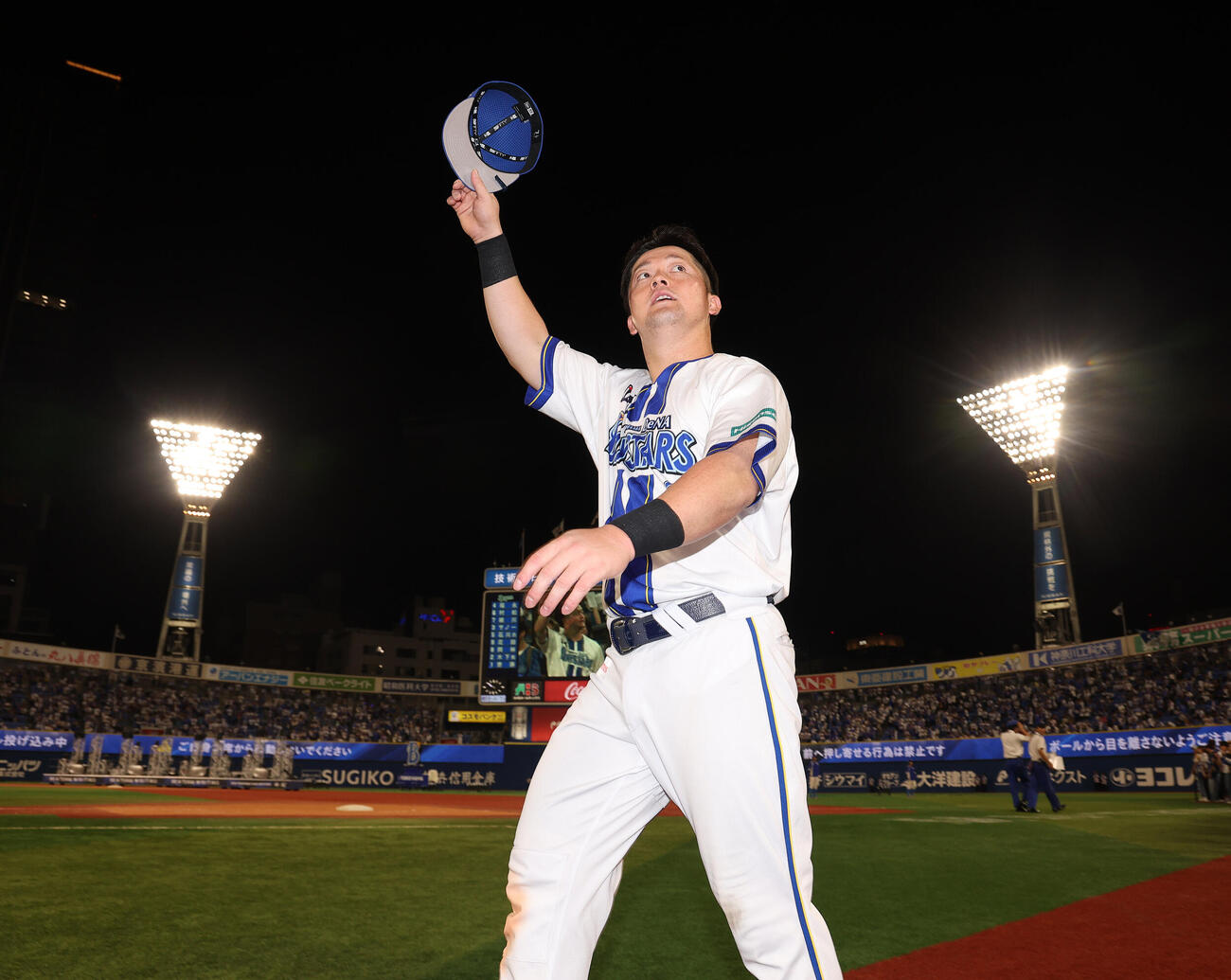 DeNA対中日　中日に勝利し、声援に応えるDeNA牧秀悟（撮影・河田真司）