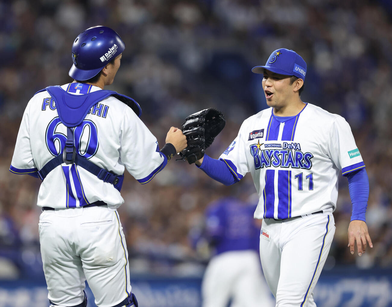 DeNA対中日　1回表を抑え、古市尊（左）とグラブタッチを交わす東克樹（撮影・河田真司）