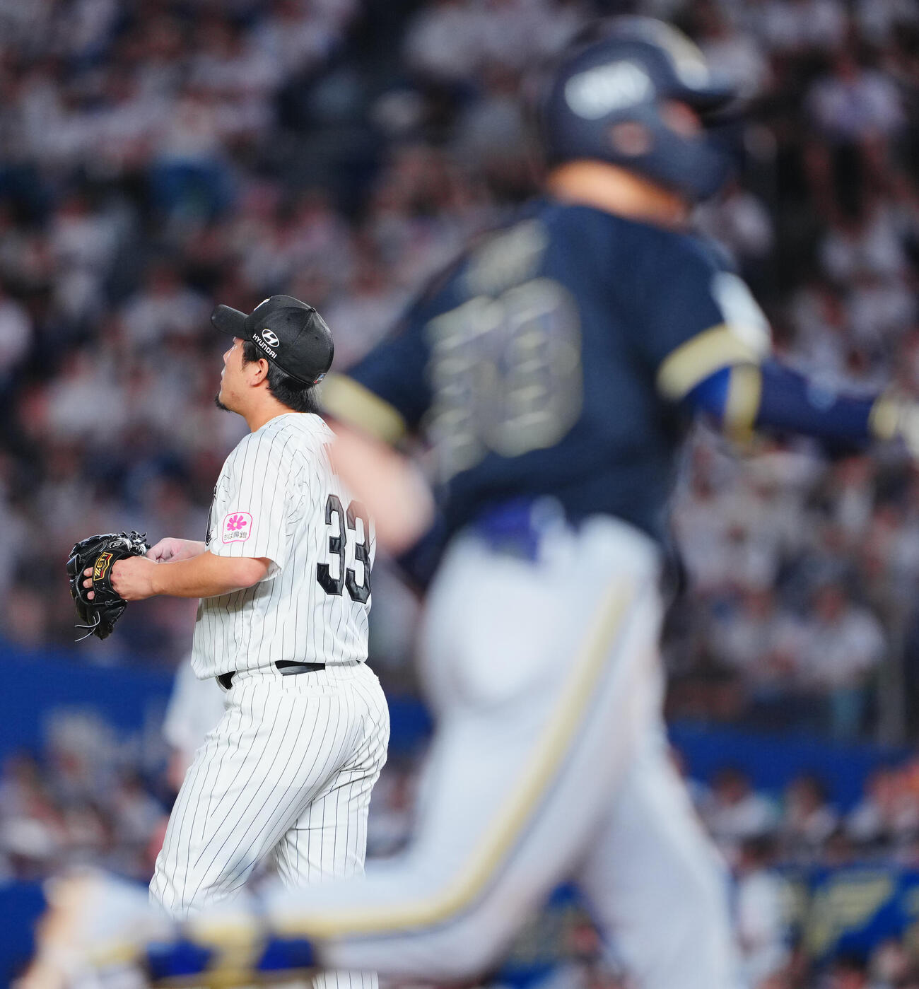 ロッテ対オリックス　6回表オリックス無死、来田涼斗（手前）にソロ本塁打を浴びる八木彬（撮影・垰建太）