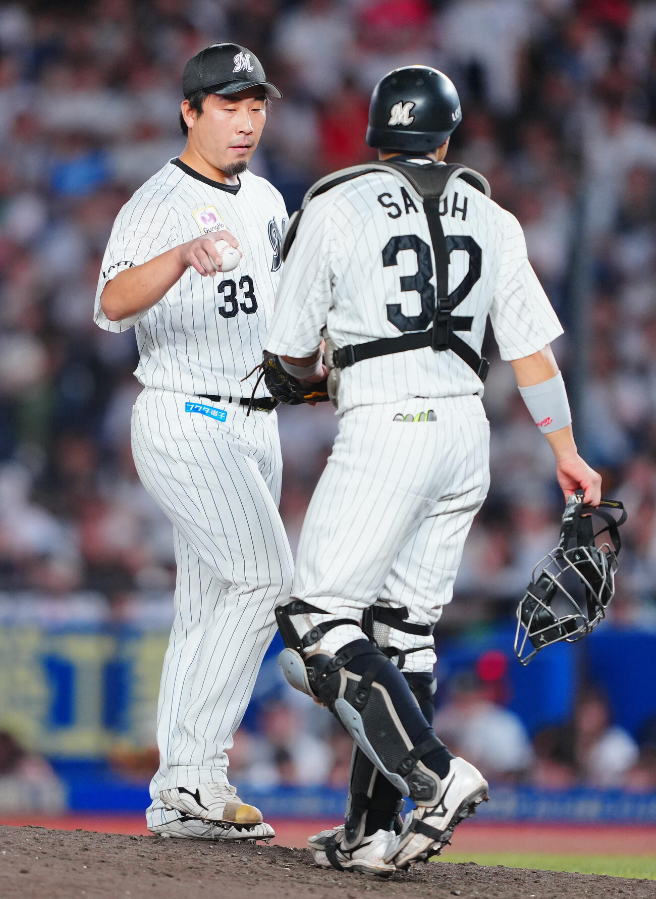 ロッテ対オリックス　6回表オリックス1死二、三塁、降板する八木彬（左）（撮影・垰建太）