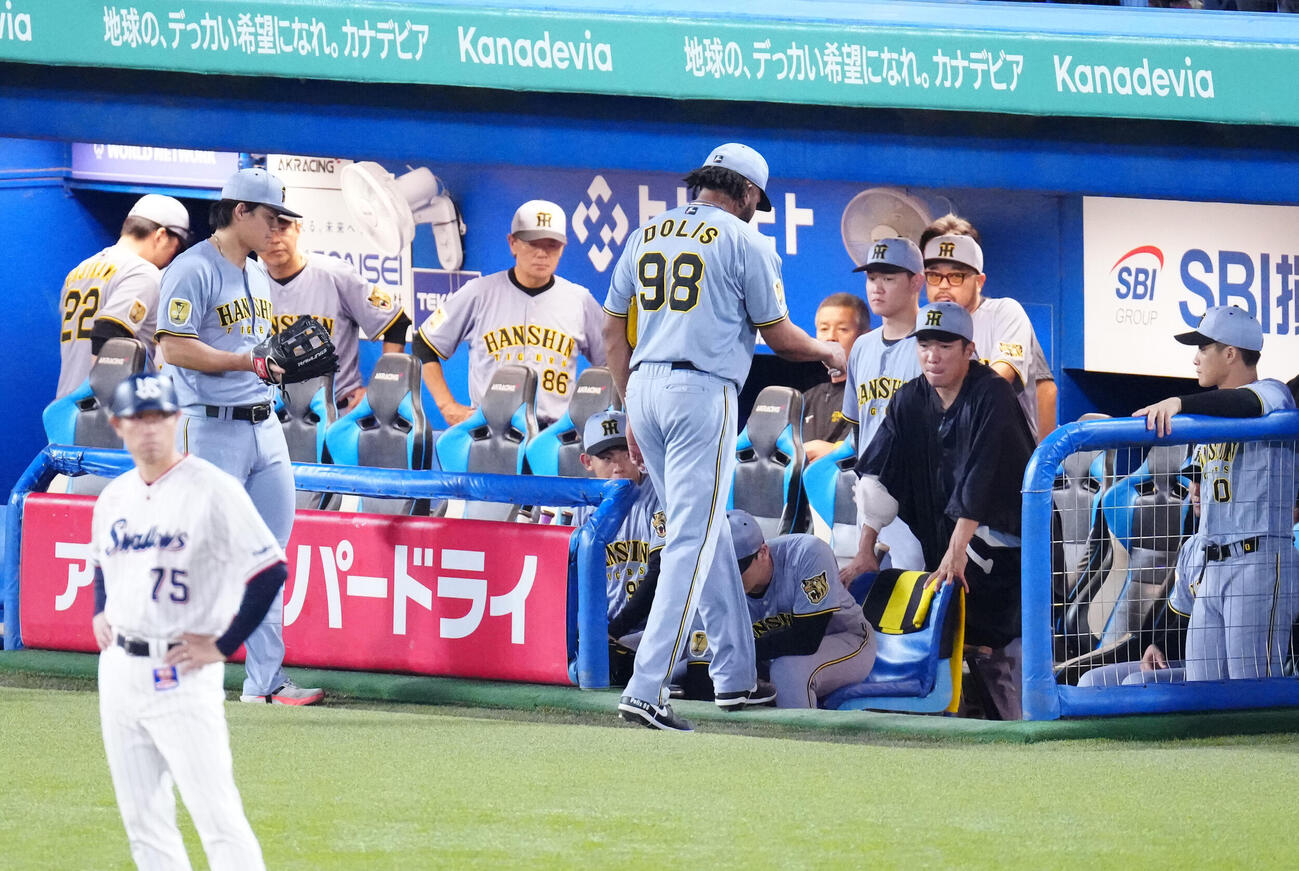 ヤクルト対阪神　10回裏途中、マウンドから引き揚げる阪神8番手のラファエル・ドリス（撮影・江口和貴）