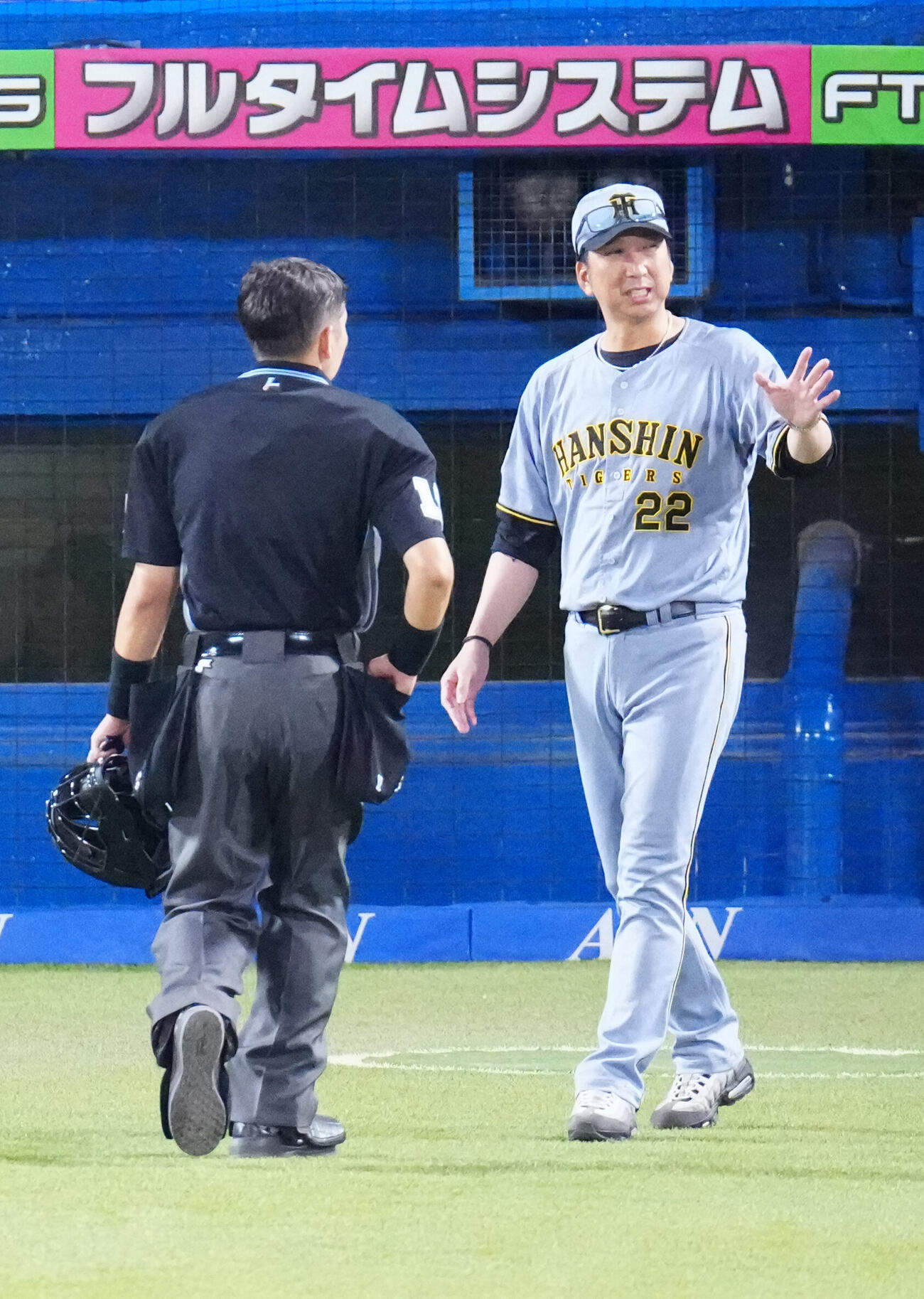 ヤクルト対阪神　10回裏途中、阪神8番手ラファエル・ドリスの交代を告げる藤川球児監督（右）（撮影・江口和貴）