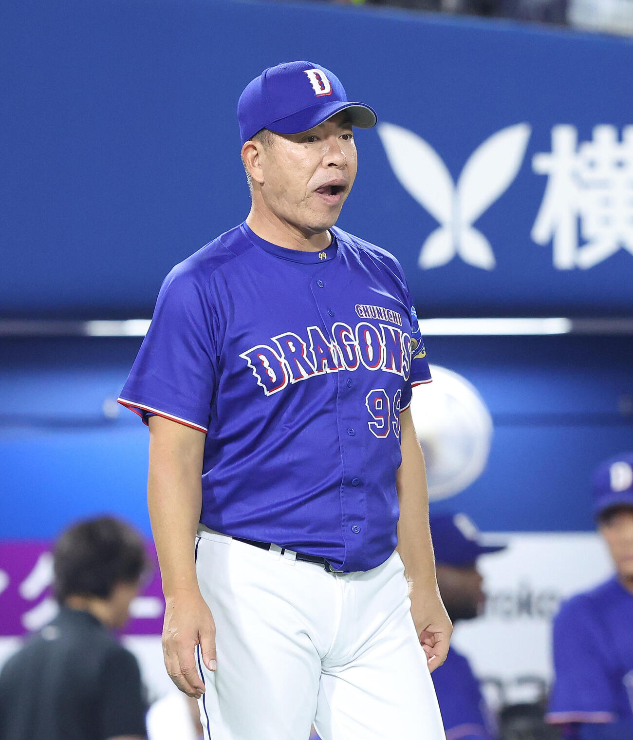 DeNA対中日　8回表を終え、選手交代を告げる井上一樹監督（撮影・河田真司）