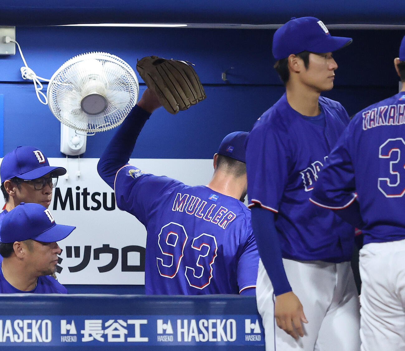 DeNA対中日　4回裏DeNA無死一、二塁、降板となりベンチでグラブをたたきつけるマラー（撮影・河田真司）