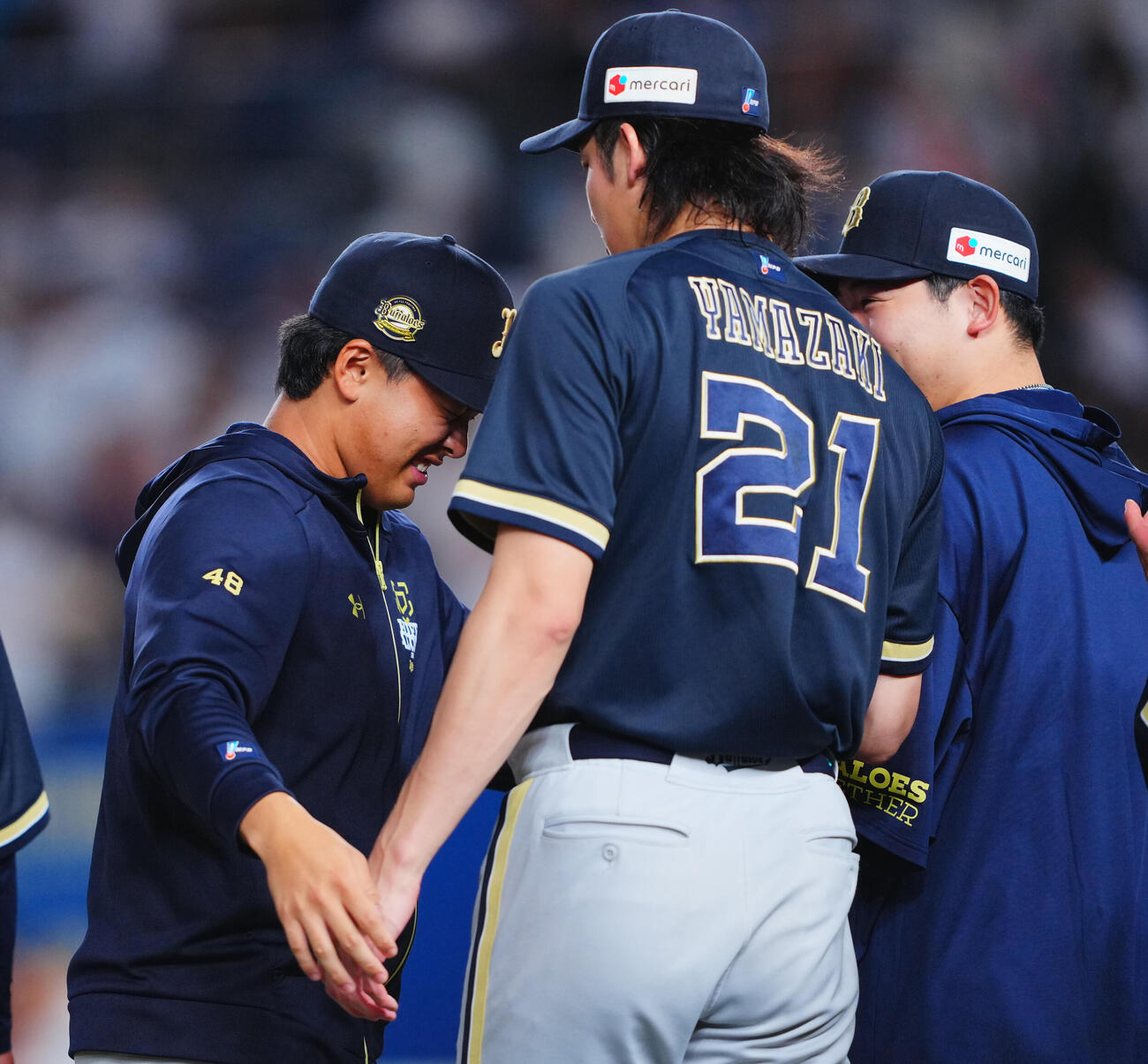 ロッテ対オリックス　ロッテに勝ちプロ初勝利のオリックス東松快征（左）はねぎらう先輩たちに抱きつきにいく（撮影・垰建太）