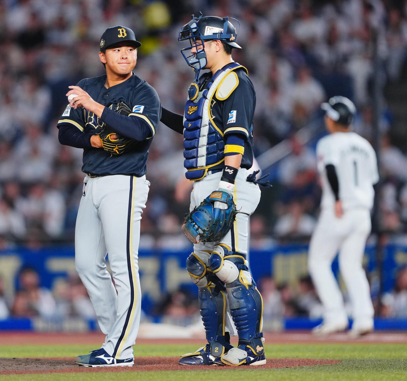 ロッテ対オリックス　2回裏ロッテ2死一、三塁、藤原恭大（右）に四球を与え満塁とした東松快征（左）は若月健矢と言葉を交わす（撮影・垰建太）