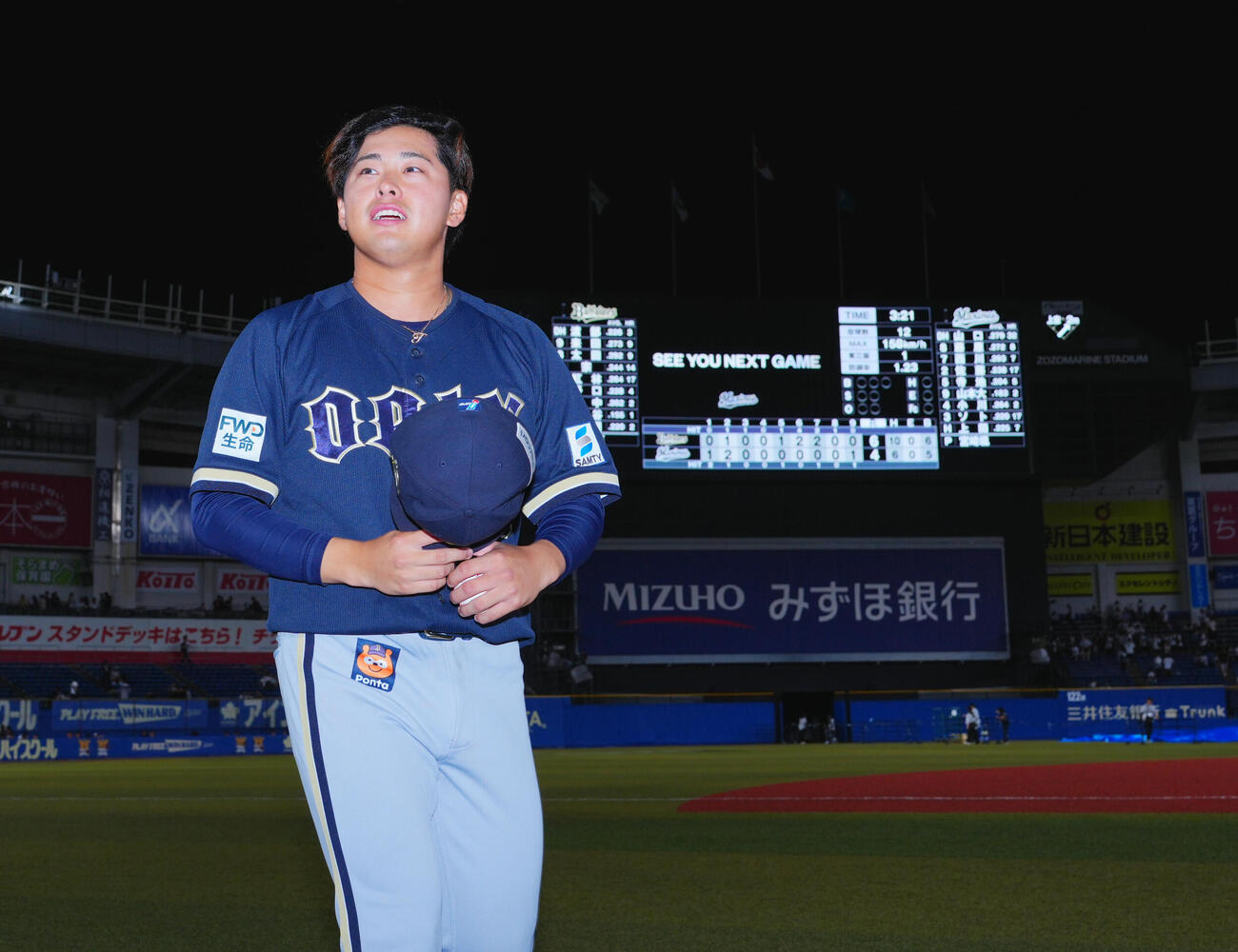 ロッテ対オリックス　ロッテに勝ちプロ初勝利のオリックス東松快征はファンの声援に応える（撮影・垰建太）