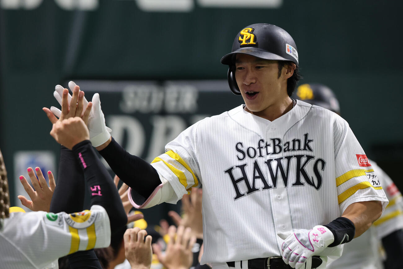 ソフトバンク対西武　7回裏ソフトバンク2死一、三塁、柳田悠岐は右越えに勝ち越し3点本塁打を放ちベンチのナインとハイタッチ（撮影・梅根麻紀）