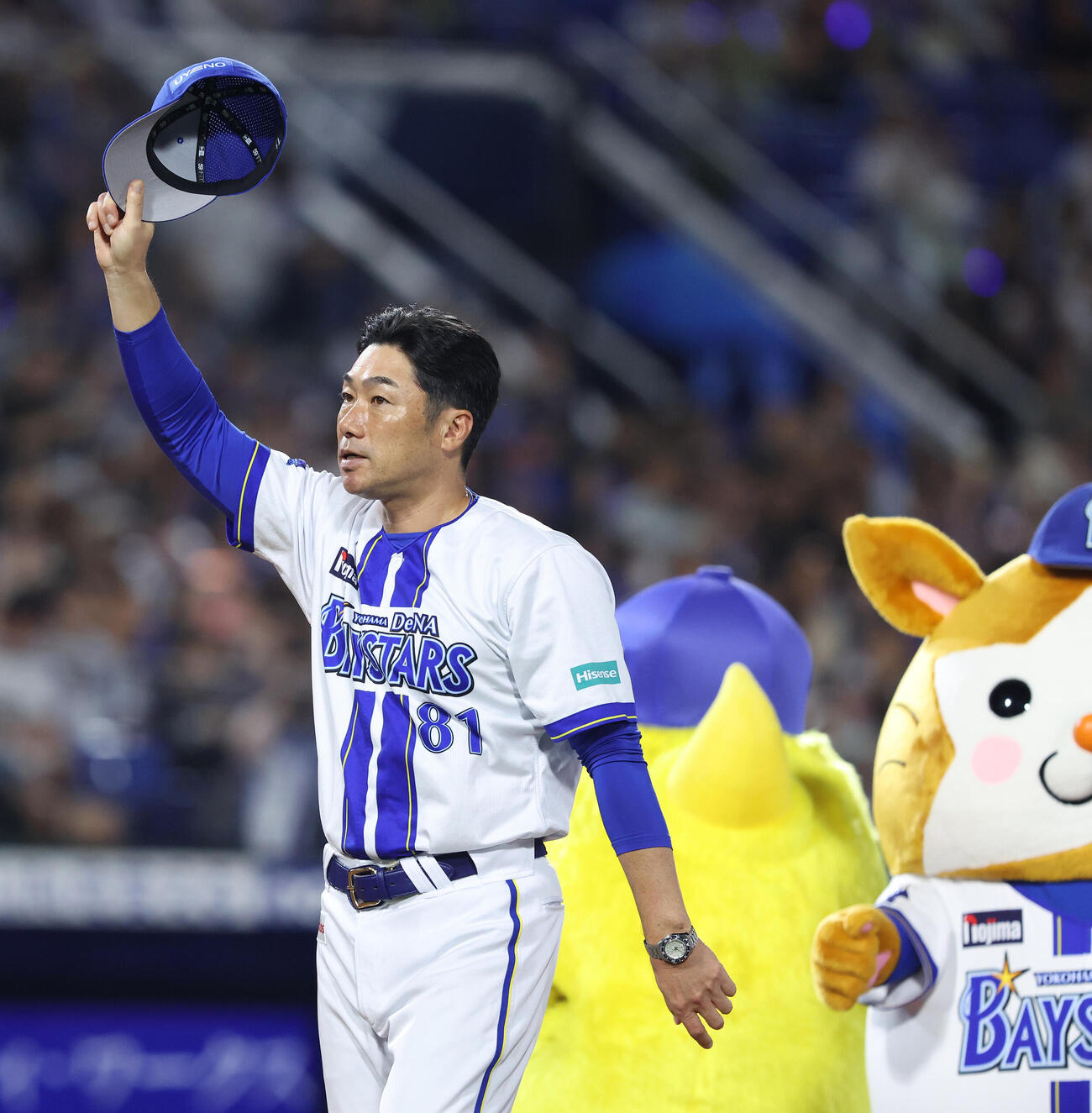 DeNA対中日　中日に勝利し、観客席にあいさつするDeNA相川亮二監督（撮影・河田真司）