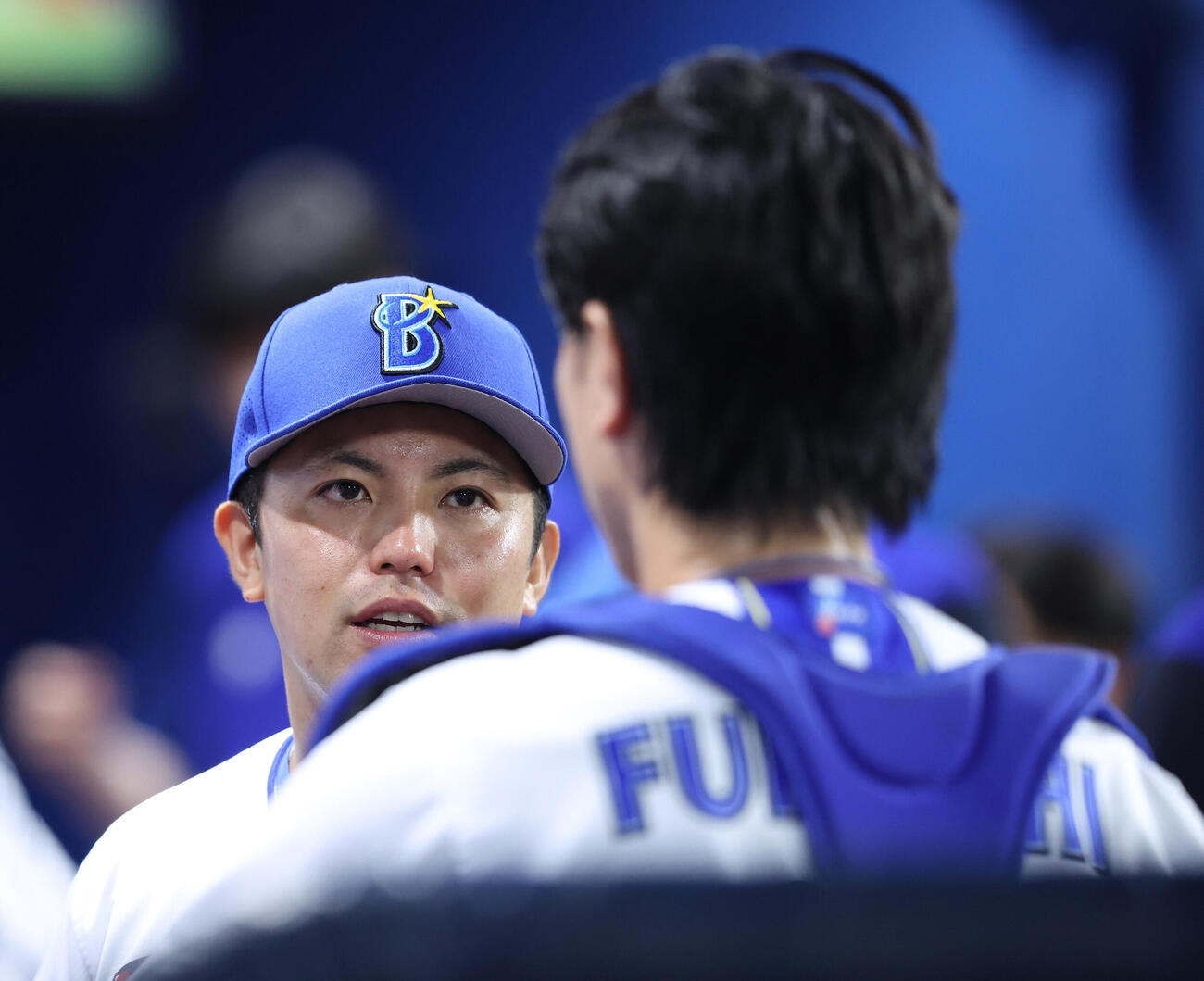 DeNA対中日　試合後、ベンチで古市尊（手前）と言葉を交わす東克樹（撮影・河田真司）