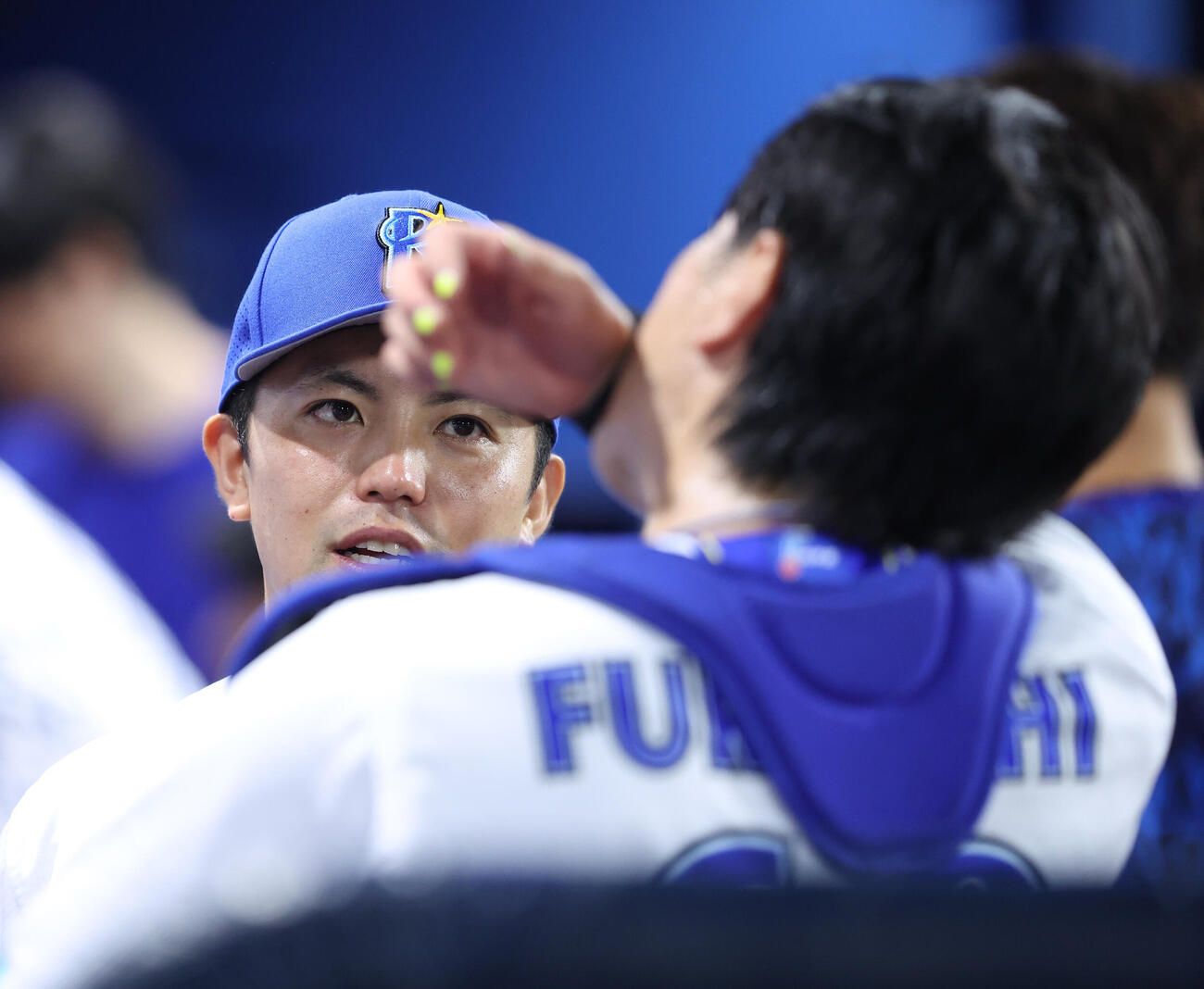 DeNA対中日　試合後、ベンチで古市尊（手前）と言葉を交わす東克樹（撮影・河田真司）