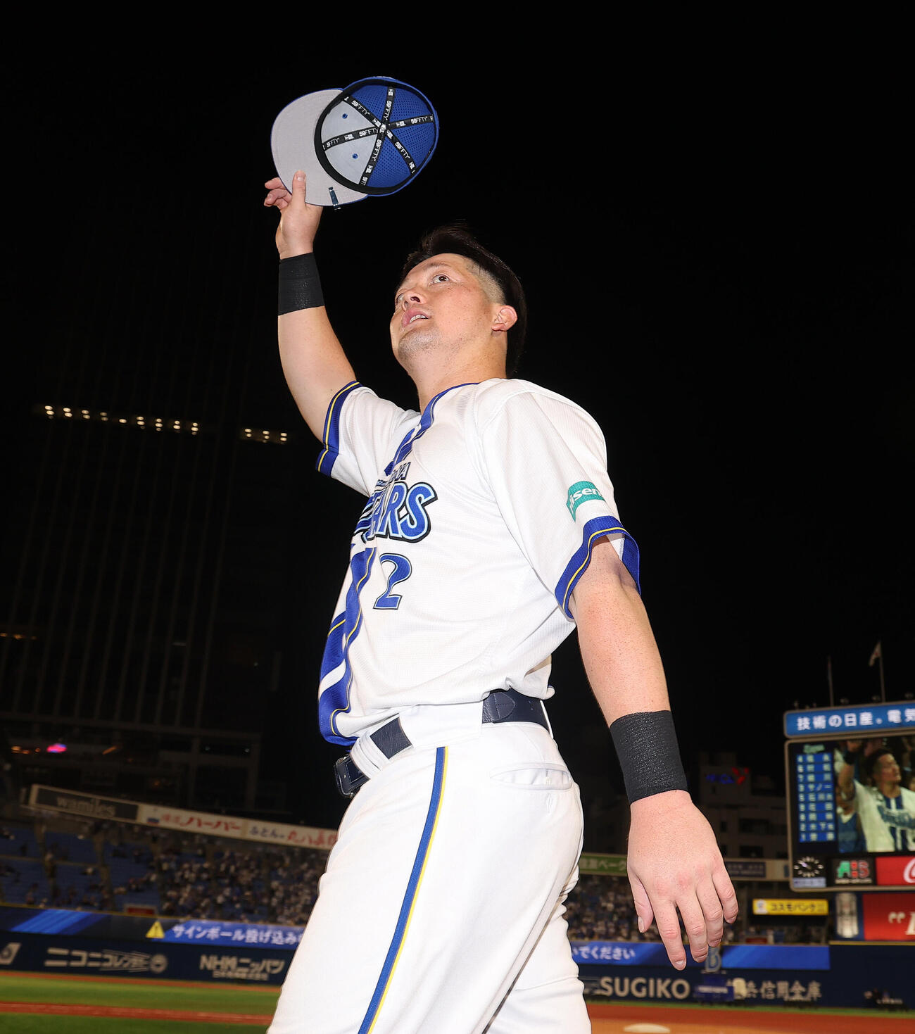 DeNA対中日　中日に勝利し、声援に応えながら引き揚げるDeNA牧秀悟（撮影・河田真司）