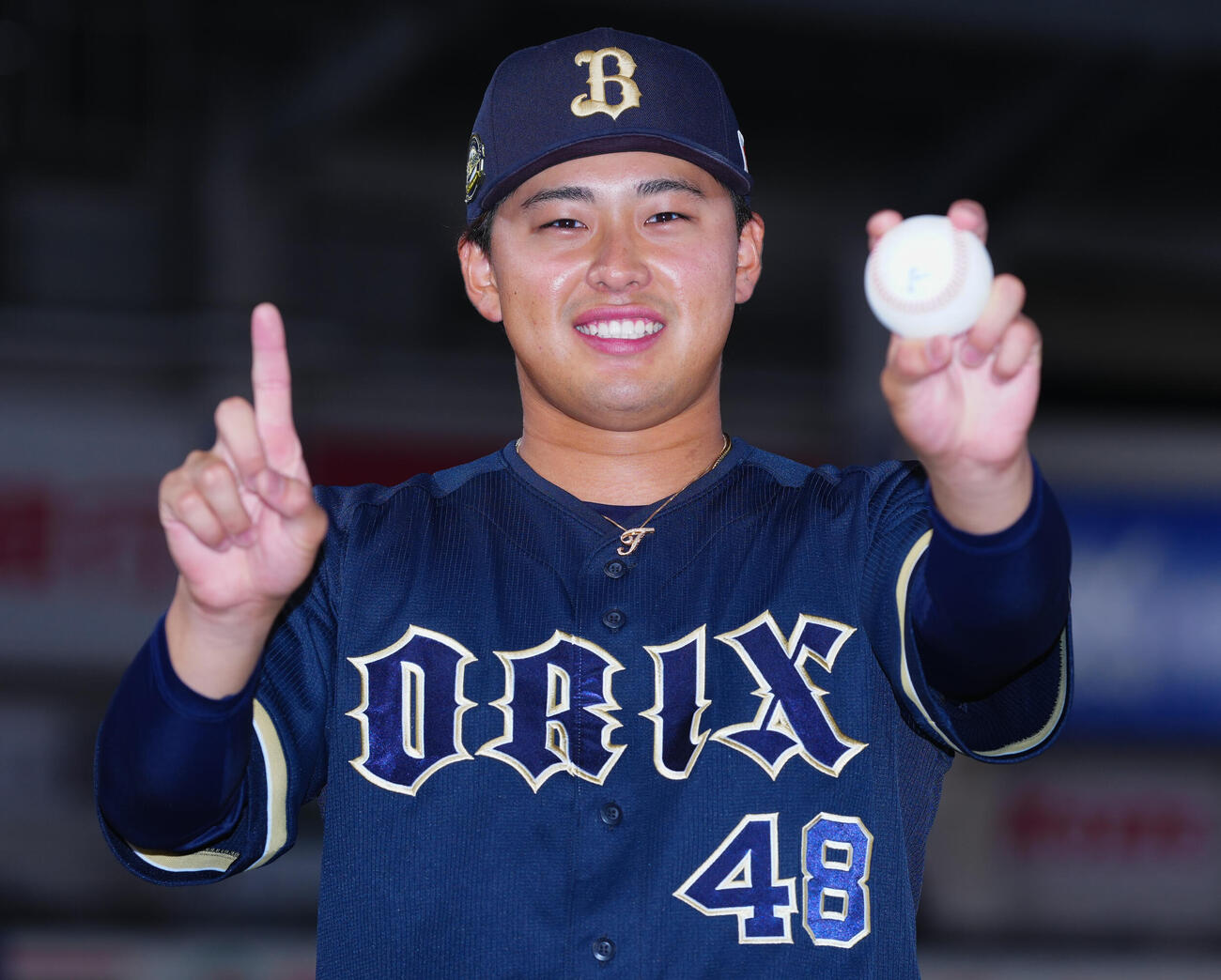 ロッテ対オリックス　ロッテに勝ちプロ初勝利のオリックス東松快征は勝利球を手に笑顔で写真に納まる（撮影・垰建太）