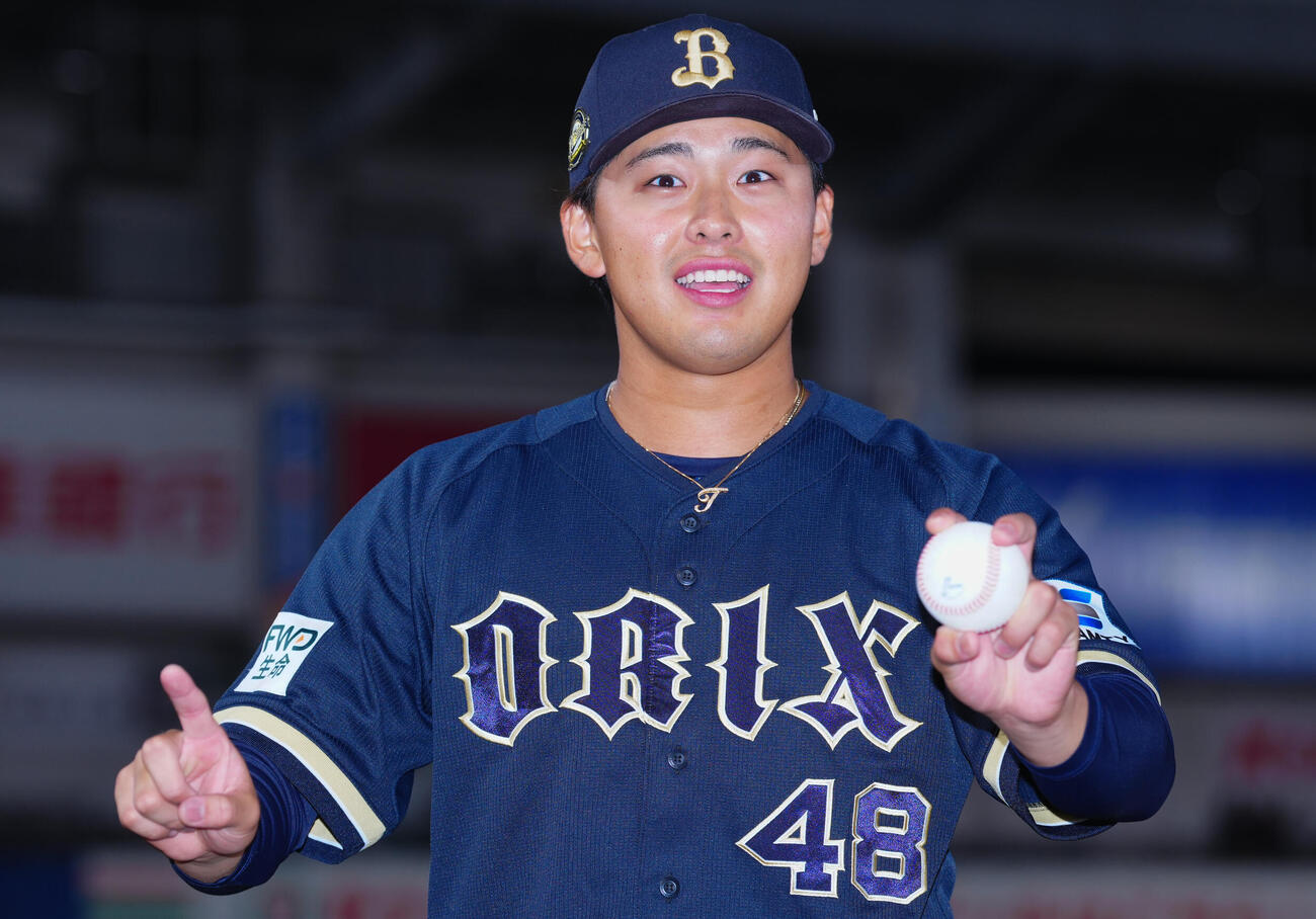 ロッテ対オリックス　ロッテに勝ちプロ初勝利のオリックス東松快征は勝利球を手に写真撮影もチームメートからの声かけに戸惑う（撮影・垰建太）