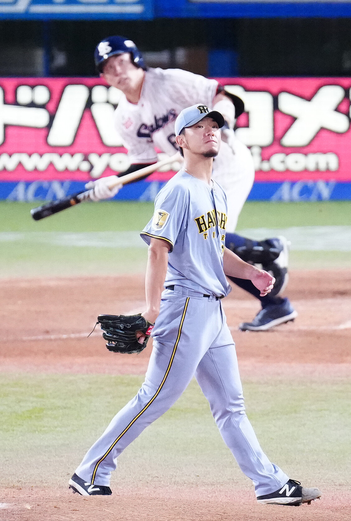 ヤクルト対阪神　1回裏ヤクルト無死一塁、増田珠（後方）に2点本塁打を浴びる伊藤将司（撮影・江口和貴）